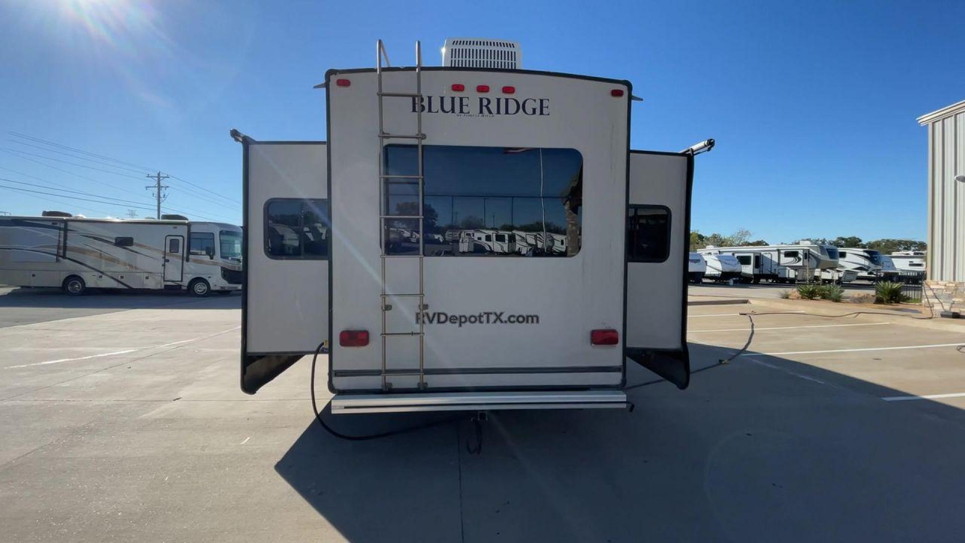 2011 TAN BLUE RIDGE 3125 (4X4FBLG22BG) , Length: 35.17 ft. | Dry Weight: 11,079 lbs. | Gross Weight: 13,975 lbs. | Slides: 3 transmission, located at 4319 N Main St, Cleburne, TX, 76033, (817) 678-5133, 32.385960, -97.391212 - Discover the perfect blend of comfort and functionality with the 2011 Blue Ridge 3125. It is a meticulously designed fifth-wheel trailer crafted for unforgettable travel experiences. Extending to 35 feet, this model incorporates three slide-outs, ingeniously expanding the living space to create an i - Photo#8