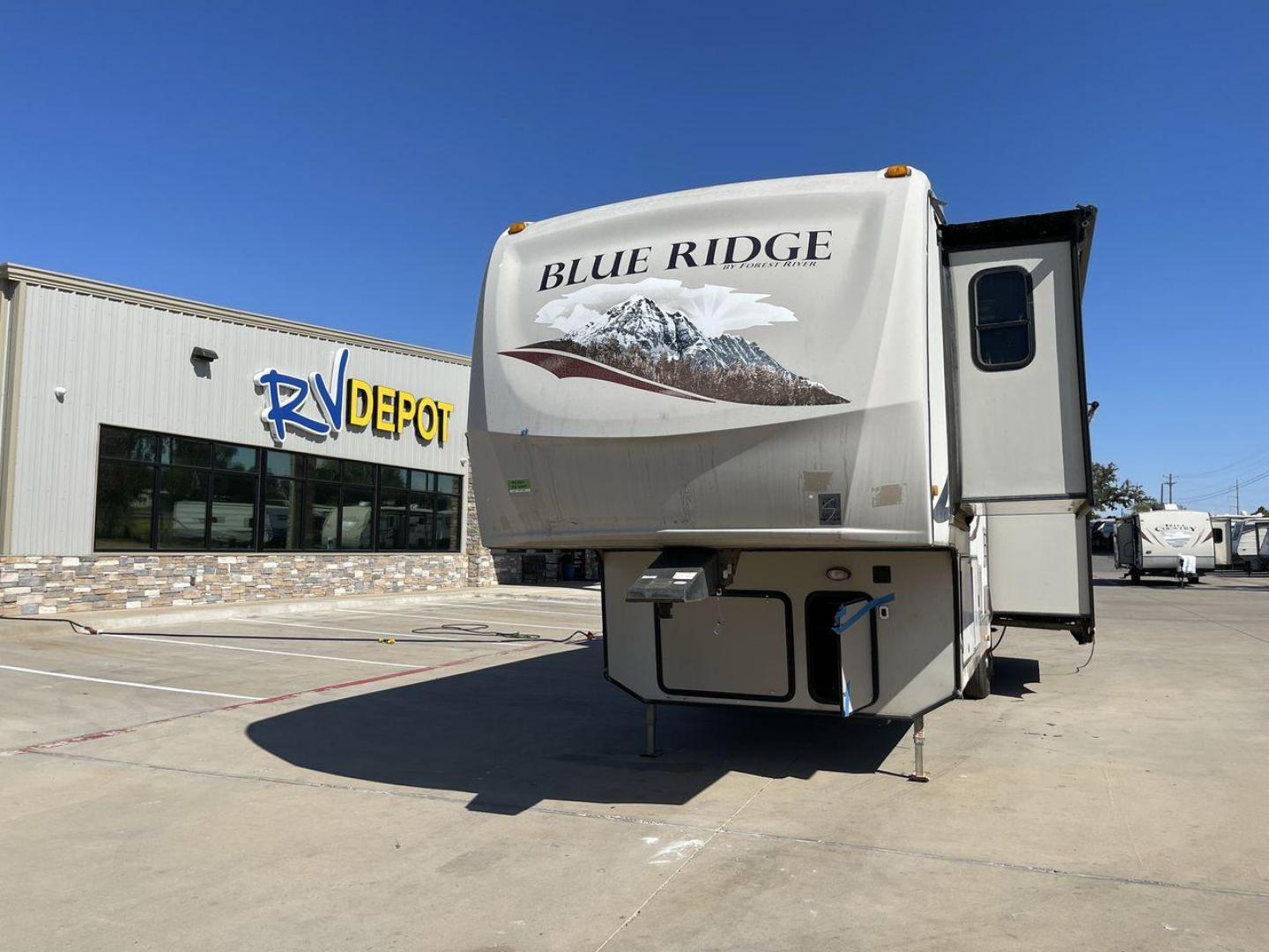 2011 TAN BLUE RIDGE 3125 (4X4FBLG22BG) , Length: 35.17 ft. | Dry Weight: 11,079 lbs. | Gross Weight: 13,975 lbs. | Slides: 3 transmission, located at 4319 N Main St, Cleburne, TX, 76033, (817) 678-5133, 32.385960, -97.391212 - Discover the perfect blend of comfort and functionality with the 2011 Blue Ridge 3125. It is a meticulously designed fifth-wheel trailer crafted for unforgettable travel experiences. Extending to 35 feet, this model incorporates three slide-outs, ingeniously expanding the living space to create an i - Photo#0