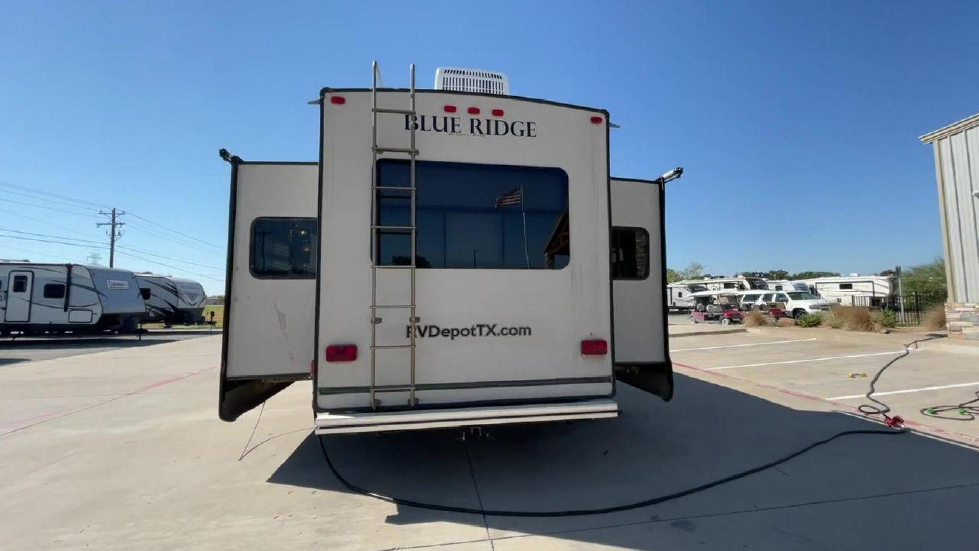 2011 TAN BLUE RIDGE 3125 (4X4FBLG22BG) , Length: 35.17 ft. | Dry Weight: 11,079 lbs. | Gross Weight: 13,975 lbs. | Slides: 3 transmission, located at 4319 N Main St, Cleburne, TX, 76033, (817) 678-5133, 32.385960, -97.391212 - Discover the perfect blend of comfort and functionality with the 2011 Blue Ridge 3125. It is a meticulously designed fifth-wheel trailer crafted for unforgettable travel experiences. Extending to 35 feet, this model incorporates three slide-outs, ingeniously expanding the living space to create an i - Photo#8