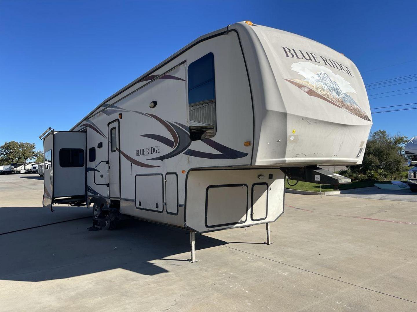 2011 TAN BLUE RIDGE 3125 (4X4FBLG22BG) , Length: 35.17 ft. | Dry Weight: 11,079 lbs. | Gross Weight: 13,975 lbs. | Slides: 3 transmission, located at 4319 N Main St, Cleburne, TX, 76033, (817) 678-5133, 32.385960, -97.391212 - Discover the perfect blend of comfort and functionality with the 2011 Blue Ridge 3125. It is a meticulously designed fifth-wheel trailer crafted for unforgettable travel experiences. Extending to 35 feet, this model incorporates three slide-outs, ingeniously expanding the living space to create an i - Photo#18