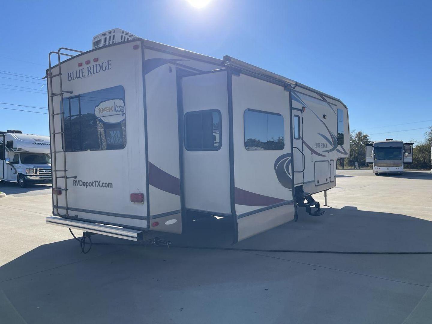 2011 TAN BLUE RIDGE 3125 (4X4FBLG22BG) , Length: 35.17 ft. | Dry Weight: 11,079 lbs. | Gross Weight: 13,975 lbs. | Slides: 3 transmission, located at 4319 N Main St, Cleburne, TX, 76033, (817) 678-5133, 32.385960, -97.391212 - Discover the perfect blend of comfort and functionality with the 2011 Blue Ridge 3125. It is a meticulously designed fifth-wheel trailer crafted for unforgettable travel experiences. Extending to 35 feet, this model incorporates three slide-outs, ingeniously expanding the living space to create an i - Photo#20