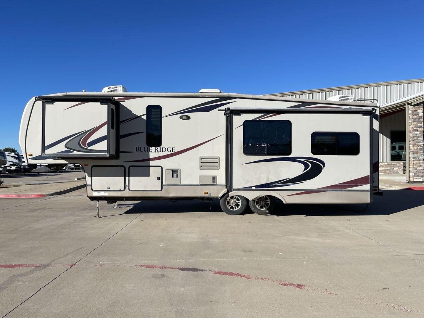 2011 TAN BLUE RIDGE 3125 (4X4FBLG22BG) , Length: 35.17 ft. | Dry Weight: 11,079 lbs. | Gross Weight: 13,975 lbs. | Slides: 3 transmission, located at 4319 N Main St, Cleburne, TX, 76033, (817) 678-5133, 32.385960, -97.391212 - Discover the perfect blend of comfort and functionality with the 2011 Blue Ridge 3125. It is a meticulously designed fifth-wheel trailer crafted for unforgettable travel experiences. Extending to 35 feet, this model incorporates three slide-outs, ingeniously expanding the living space to create an i - Photo#24