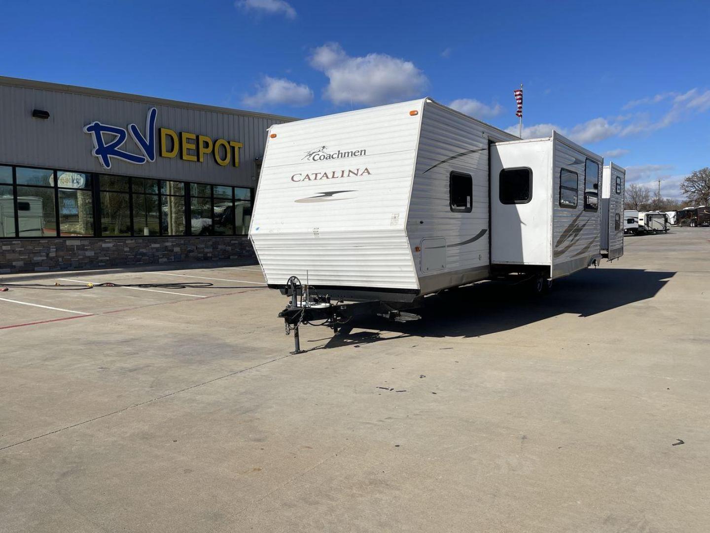 2011 WHITE CATALINA 32BHDS - (5ZT2CAXB9BT) , Length: 35.83 ft. | Dry Weight: 7,378 lbs. | Gross Weight: 9,900 lbs. | Slides: 2 transmission, located at 4319 N Main St, Cleburne, TX, 76033, (817) 678-5133, 32.385960, -97.391212 - Photo#0