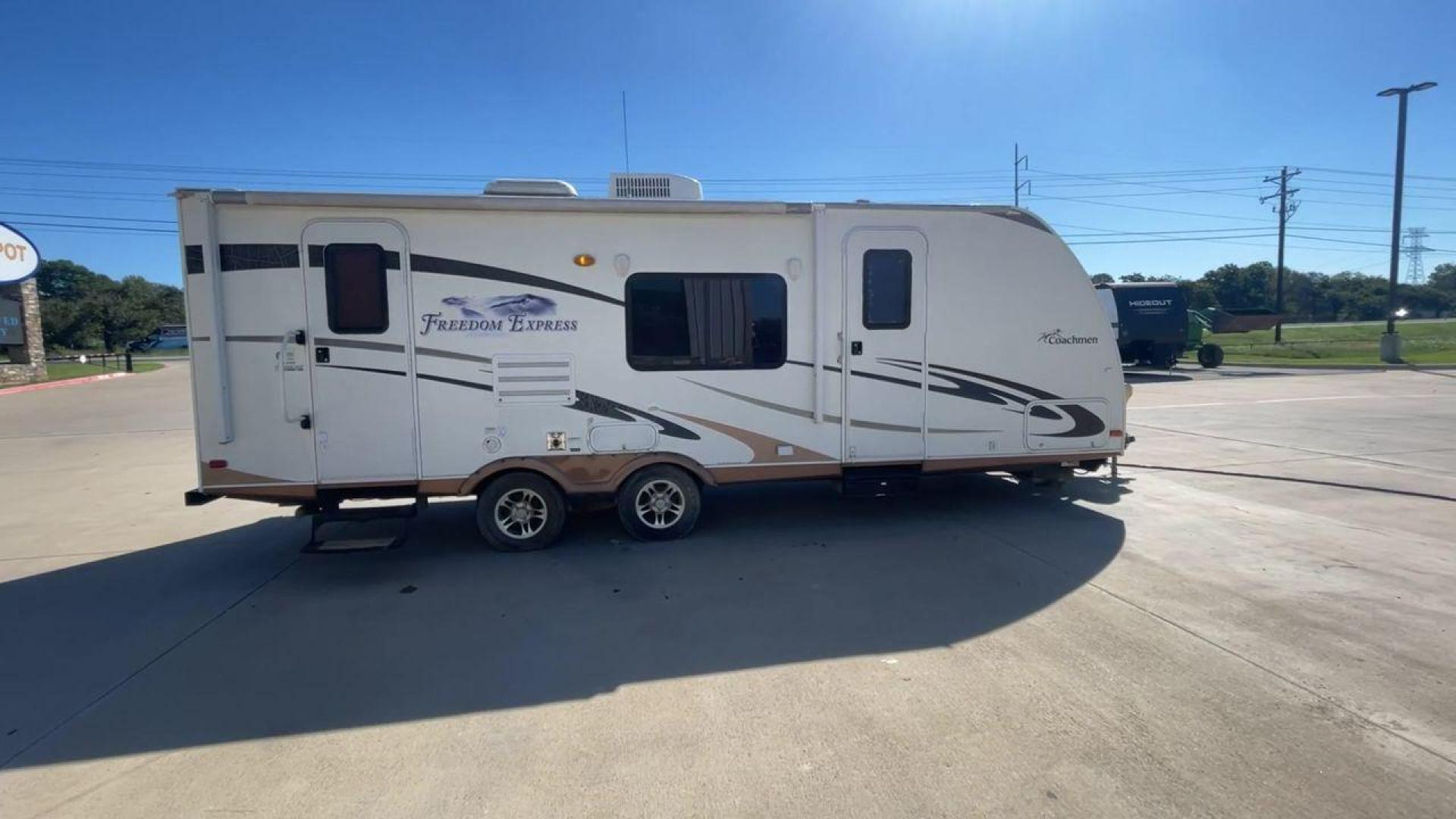 2011 COACHMEN FREEDOM EXPRESS 242R (5ZT2FENB9BA) , Length: 27.75 ft. | Dry Weight: 4,713 lbs. | Slides: 1 transmission, located at 4319 N Main St, Cleburne, TX, 76033, (817) 678-5133, 32.385960, -97.391212 - The 2011 Forest River Freedom Express 242R is a lightweight travel trailer with a clever and practical floorplan! This camper measures over 27 ft. in length and weighs 4,713 lbs. unloaded. It is equipped with a large slide to maximize interior flooring. It also comes with two entries for peak conven - Photo#2