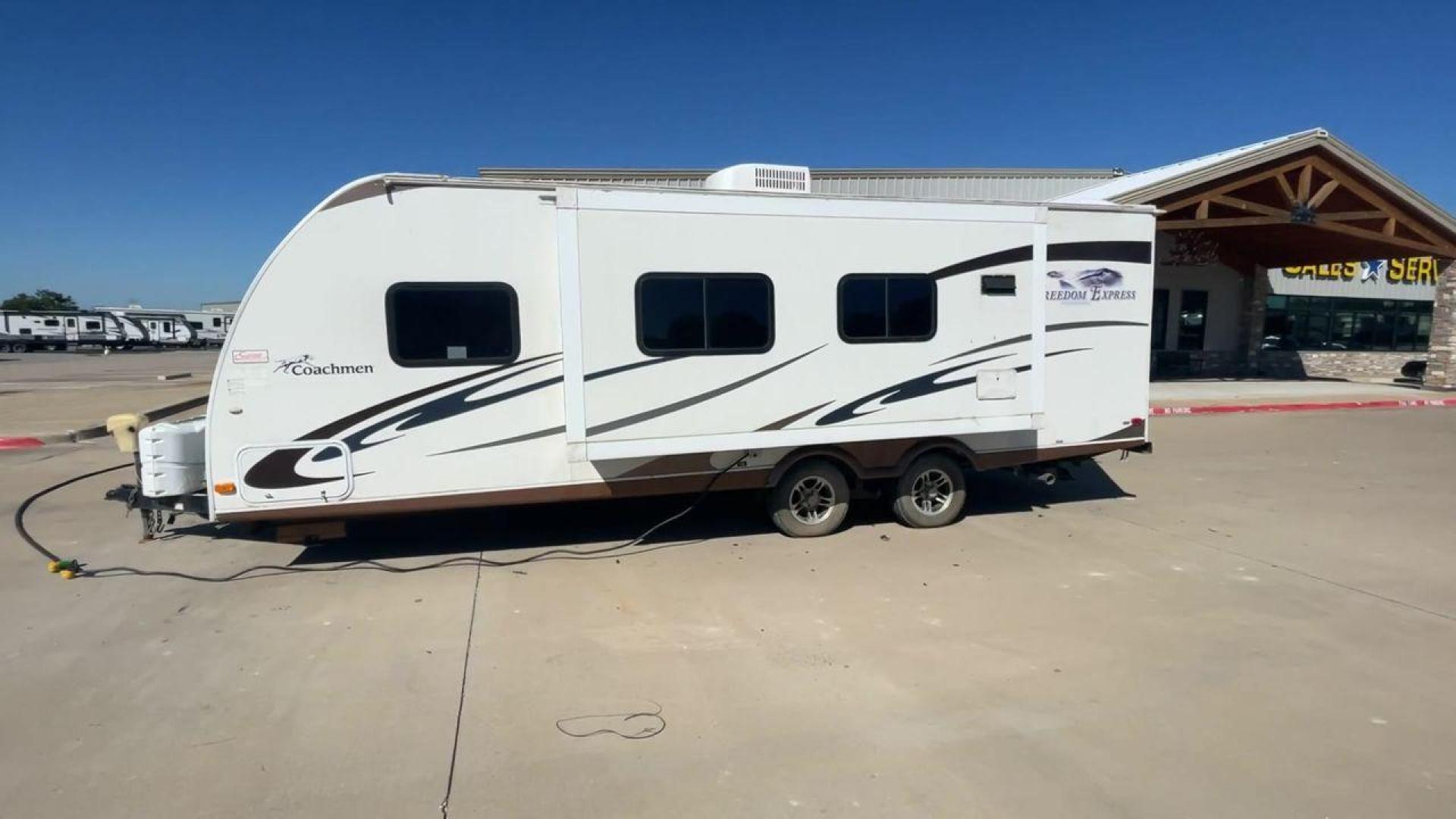 2011 COACHMEN FREEDOM EXPRESS 242R (5ZT2FENB9BA) , Length: 27.75 ft. | Dry Weight: 4,713 lbs. | Slides: 1 transmission, located at 4319 N Main St, Cleburne, TX, 76033, (817) 678-5133, 32.385960, -97.391212 - The 2011 Forest River Freedom Express 242R is a lightweight travel trailer with a clever and practical floorplan! This camper measures over 27 ft. in length and weighs 4,713 lbs. unloaded. It is equipped with a large slide to maximize interior flooring. It also comes with two entries for peak conven - Photo#6