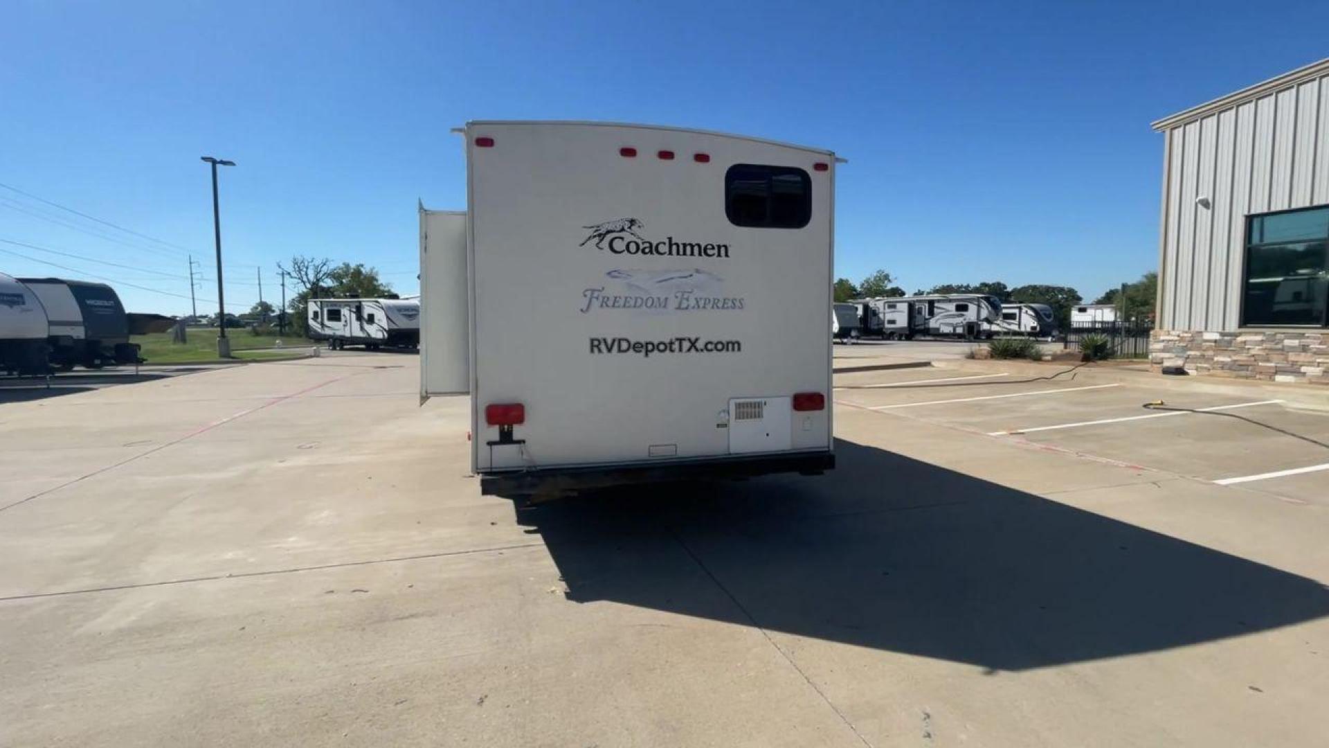 2011 COACHMEN FREEDOM EXPRESS 242R (5ZT2FENB9BA) , Length: 27.75 ft. | Dry Weight: 4,713 lbs. | Slides: 1 transmission, located at 4319 N Main St, Cleburne, TX, 76033, (817) 678-5133, 32.385960, -97.391212 - The 2011 Forest River Freedom Express 242R is a lightweight travel trailer with a clever and practical floorplan! This camper measures over 27 ft. in length and weighs 4,713 lbs. unloaded. It is equipped with a large slide to maximize interior flooring. It also comes with two entries for peak conven - Photo#8