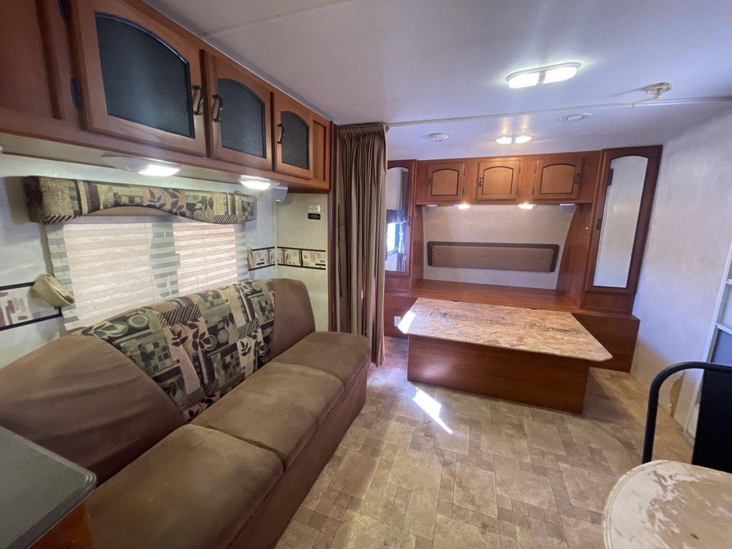 2011 COACHMEN FREEDOM EXPRESS 242R (5ZT2FENB9BA) , Length: 27.75 ft. | Dry Weight: 4,713 lbs. | Slides: 1 transmission, located at 4319 N Main St, Cleburne, TX, 76033, (817) 678-5133, 32.385960, -97.391212 - The 2011 Forest River Freedom Express 242R is a lightweight travel trailer with a clever and practical floorplan! This camper measures over 27 ft. in length and weighs 4,713 lbs. unloaded. It is equipped with a large slide to maximize interior flooring. It also comes with two entries for peak conven - Photo#10