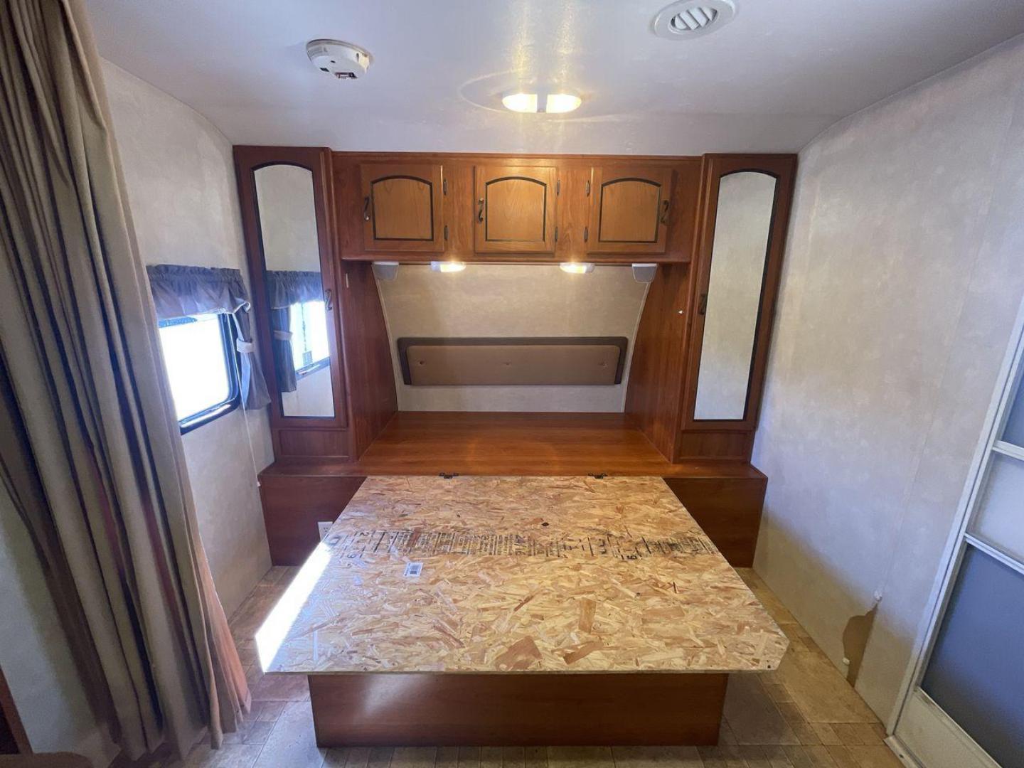 2011 COACHMEN FREEDOM EXPRESS 242R (5ZT2FENB9BA) , Length: 27.75 ft. | Dry Weight: 4,713 lbs. | Slides: 1 transmission, located at 4319 N Main St, Cleburne, TX, 76033, (817) 678-5133, 32.385960, -97.391212 - The 2011 Forest River Freedom Express 242R is a lightweight travel trailer with a clever and practical floorplan! This camper measures over 27 ft. in length and weighs 4,713 lbs. unloaded. It is equipped with a large slide to maximize interior flooring. It also comes with two entries for peak conven - Photo#16