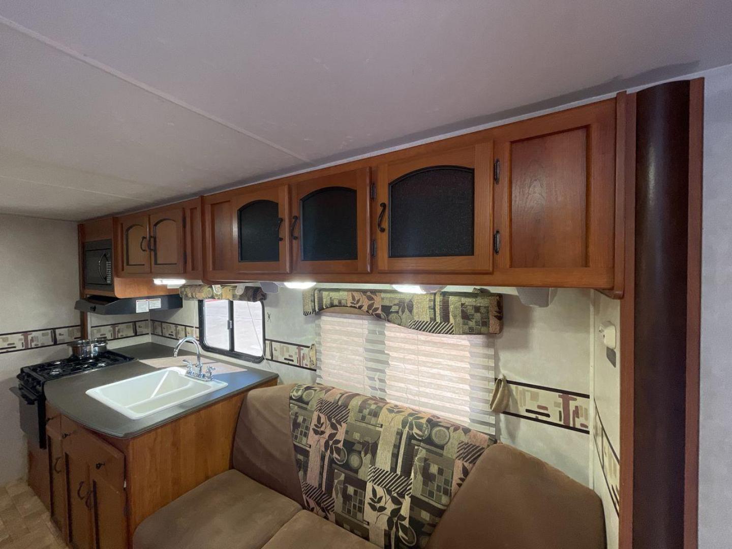 2011 COACHMEN FREEDOM EXPRESS 242R (5ZT2FENB9BA) , Length: 27.75 ft. | Dry Weight: 4,713 lbs. | Slides: 1 transmission, located at 4319 N Main St, Cleburne, TX, 76033, (817) 678-5133, 32.385960, -97.391212 - The 2011 Forest River Freedom Express 242R is a lightweight travel trailer with a clever and practical floorplan! This camper measures over 27 ft. in length and weighs 4,713 lbs. unloaded. It is equipped with a large slide to maximize interior flooring. It also comes with two entries for peak conven - Photo#18