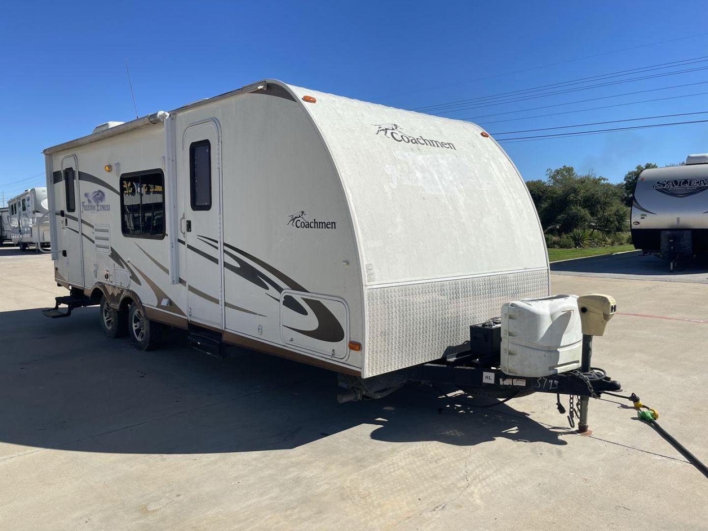 2011 COACHMEN FREEDOM EXPRESS 242R (5ZT2FENB9BA) , Length: 27.75 ft. | Dry Weight: 4,713 lbs. | Slides: 1 transmission, located at 4319 N Main St, Cleburne, TX, 76033, (817) 678-5133, 32.385960, -97.391212 - The 2011 Forest River Freedom Express 242R is a lightweight travel trailer with a clever and practical floorplan! This camper measures over 27 ft. in length and weighs 4,713 lbs. unloaded. It is equipped with a large slide to maximize interior flooring. It also comes with two entries for peak conven - Photo#22