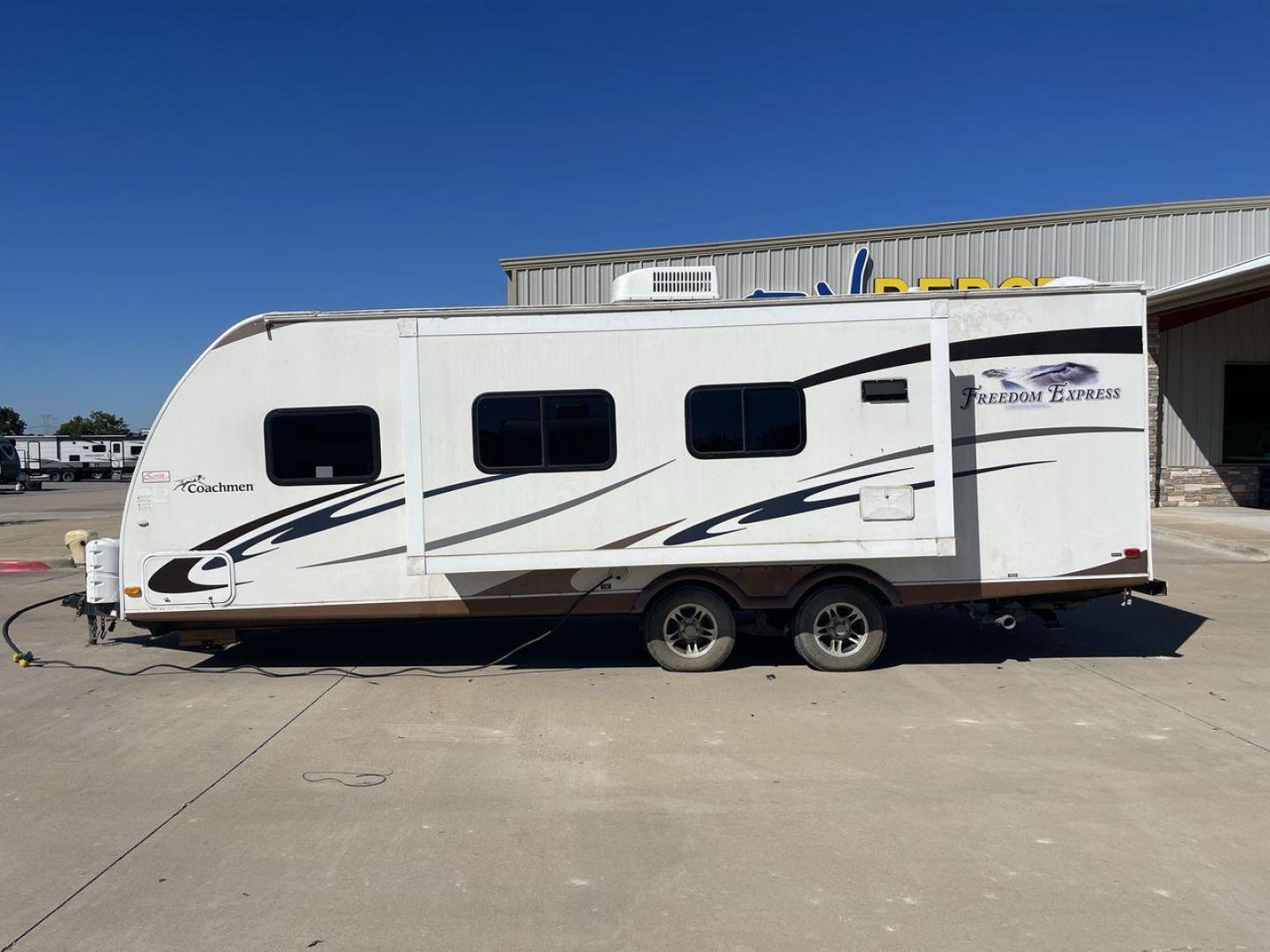 2011 COACHMEN FREEDOM EXPRESS 242R (5ZT2FENB9BA) , Length: 27.75 ft. | Dry Weight: 4,713 lbs. | Slides: 1 transmission, located at 4319 N Main St, Cleburne, TX, 76033, (817) 678-5133, 32.385960, -97.391212 - The 2011 Forest River Freedom Express 242R is a lightweight travel trailer with a clever and practical floorplan! This camper measures over 27 ft. in length and weighs 4,713 lbs. unloaded. It is equipped with a large slide to maximize interior flooring. It also comes with two entries for peak conven - Photo#23