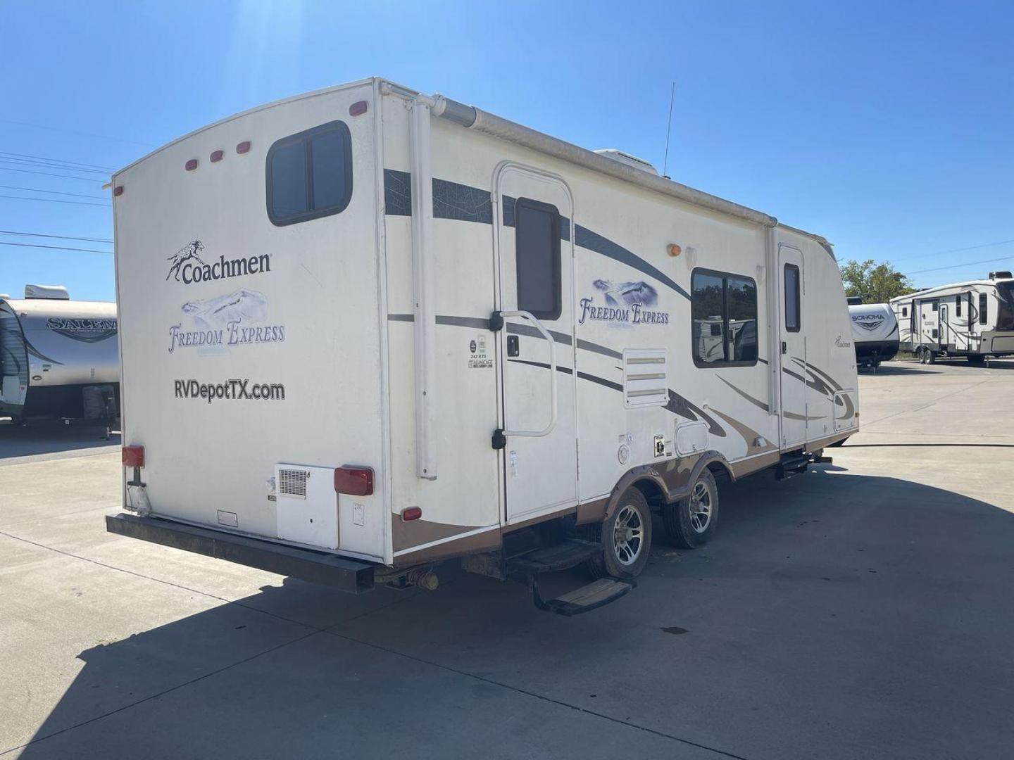 2011 COACHMEN FREEDOM EXPRESS 242R (5ZT2FENB9BA) , Length: 27.75 ft. | Dry Weight: 4,713 lbs. | Slides: 1 transmission, located at 4319 N Main St, Cleburne, TX, 76033, (817) 678-5133, 32.385960, -97.391212 - The 2011 Forest River Freedom Express 242R is a lightweight travel trailer with a clever and practical floorplan! This camper measures over 27 ft. in length and weighs 4,713 lbs. unloaded. It is equipped with a large slide to maximize interior flooring. It also comes with two entries for peak conven - Photo#24