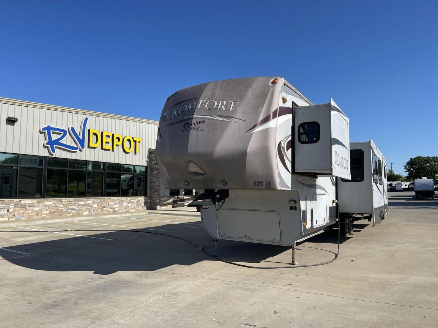 2011 GRAY DUTCHMEN KOMFORT 3530FBH (47CFKMV28BP) , Length: 40 ft | Dry Weight: 11,640 lbs | Slides: 3 transmission, located at 4319 N Main St, Cleburne, TX, 76033, (817) 678-5133, 32.385960, -97.391212 - Photo#0