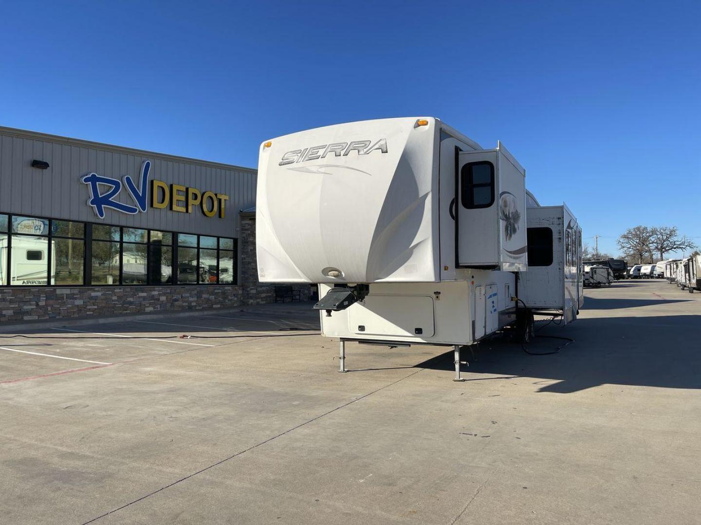 2011 WHITE FOREST RIVER SIERRA (4X4FSEN20BJ) , Length: 41.58 ft. | Dry Weight: 11,873 lbs. | Gross Weight: 14,060 lbs. | Slides: 4 transmission, located at 4319 N Main St, Cleburne, TX, 76033, (817) 678-5133, 32.385960, -97.391212 - Enjoy your journeys as treasured chapters in your life, and turn every road into your family's playground in the 2011 Forest River Sierra 365SAQ. The measurements for this unit are 41.58 ft in length by 13 ft in height. It has a dry weight of 11,873 lbs with a GVWR of about 14,060 lbs and a hitch we - Photo#0