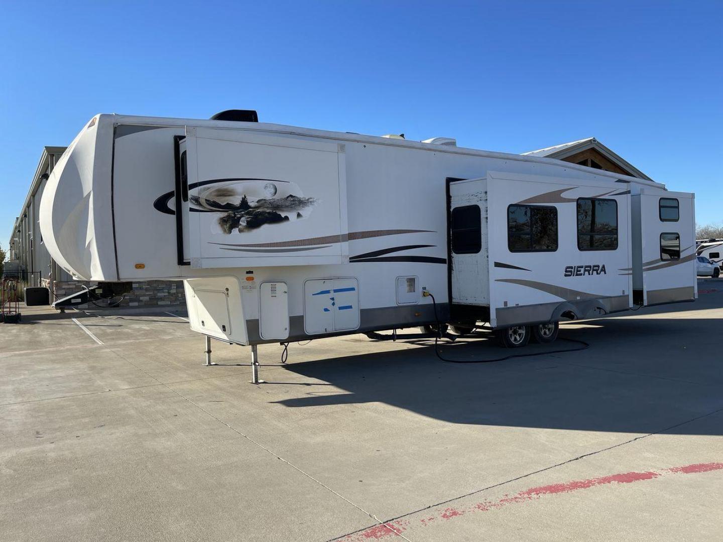 2011 WHITE FOREST RIVER SIERRA (4X4FSEN20BJ) , Length: 41.58 ft. | Dry Weight: 11,873 lbs. | Gross Weight: 14,060 lbs. | Slides: 4 transmission, located at 4319 N Main St, Cleburne, TX, 76033, (817) 678-5133, 32.385960, -97.391212 - Enjoy your journeys as treasured chapters in your life, and turn every road into your family's playground in the 2011 Forest River Sierra 365SAQ. The measurements for this unit are 41.58 ft in length by 13 ft in height. It has a dry weight of 11,873 lbs with a GVWR of about 14,060 lbs and a hitch we - Photo#22