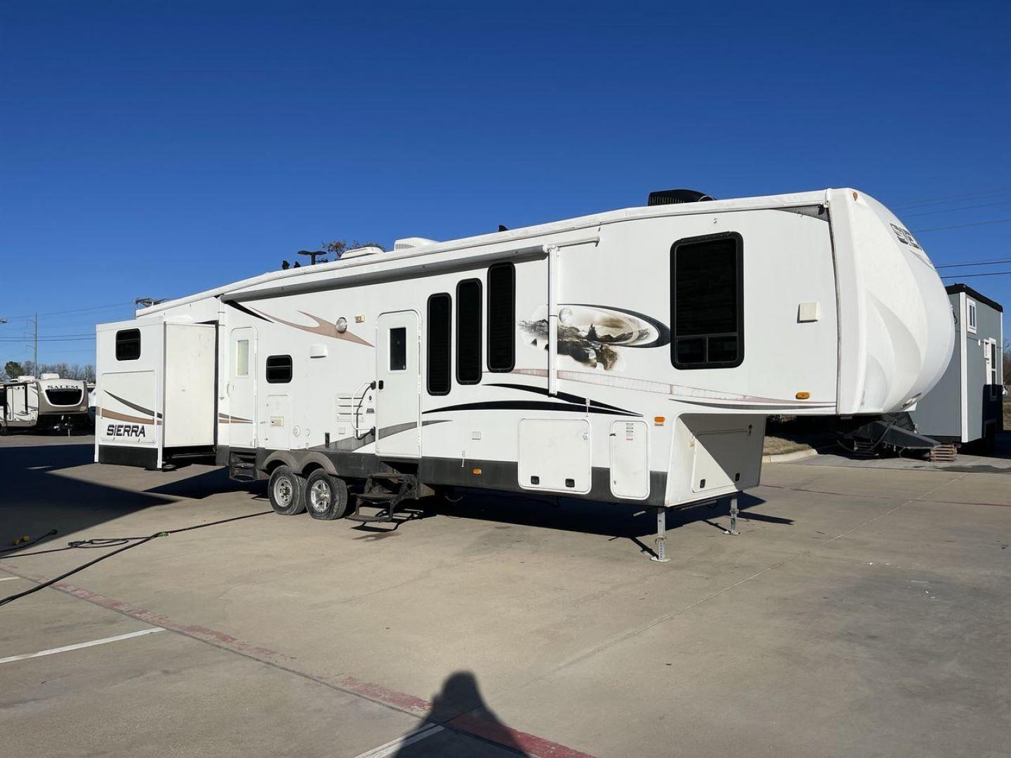 2011 WHITE FOREST RIVER SIERRA (4X4FSEN20BJ) , Length: 41.58 ft. | Dry Weight: 11,873 lbs. | Gross Weight: 14,060 lbs. | Slides: 4 transmission, located at 4319 N Main St, Cleburne, TX, 76033, (817) 678-5133, 32.385960, -97.391212 - Enjoy your journeys as treasured chapters in your life, and turn every road into your family's playground in the 2011 Forest River Sierra 365SAQ. The measurements for this unit are 41.58 ft in length by 13 ft in height. It has a dry weight of 11,873 lbs with a GVWR of about 14,060 lbs and a hitch we - Photo#23