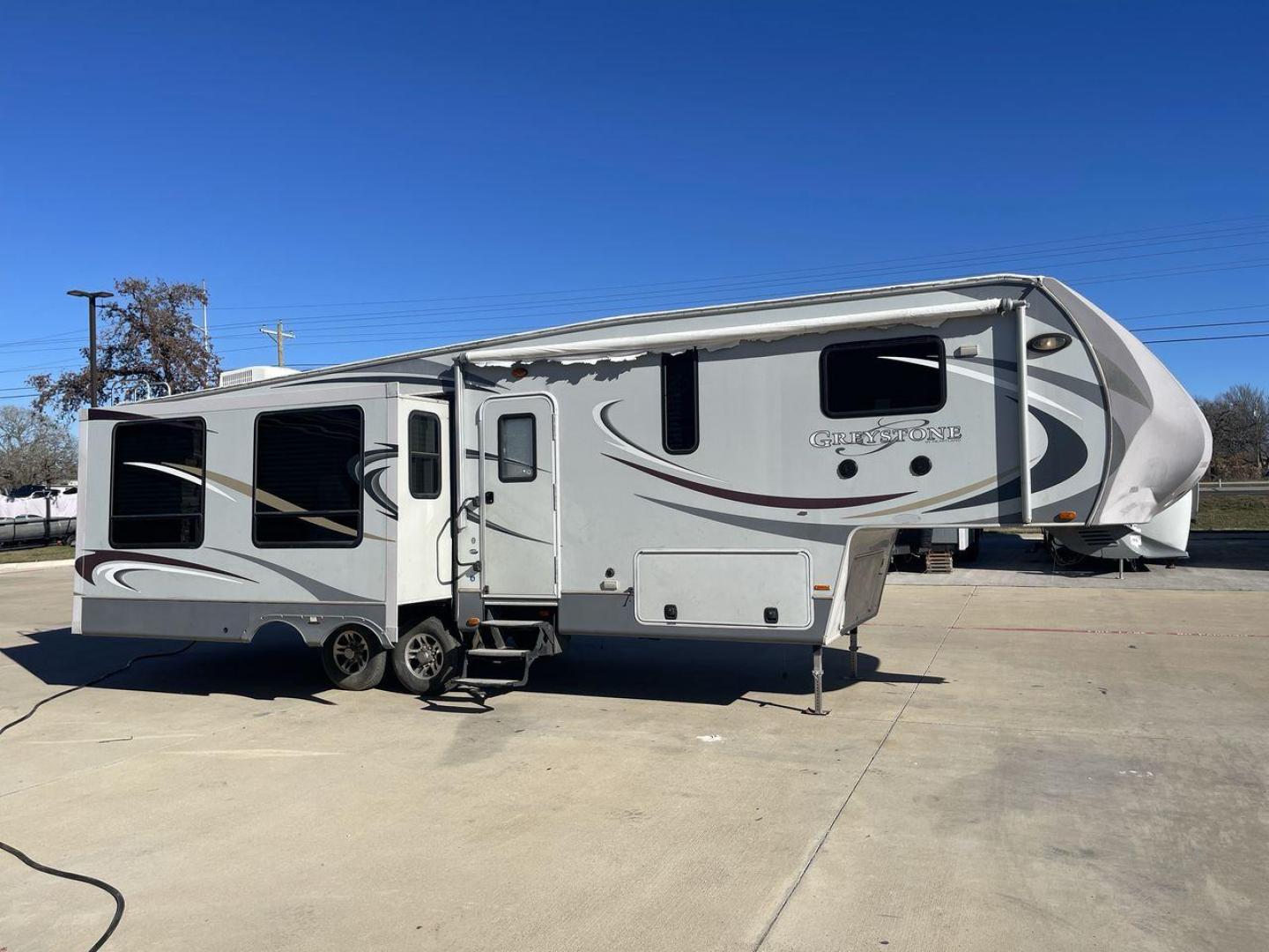 2011 WHITE HEARTLAND GREYSTONE 32RE (5SFSG3228BE) , Length: 34.83 ft. | Dry Weight: 10,421 lbs. | Gross Weight: 13,840 lbs. | Slides: 3 transmission, located at 4319 N Main St, Cleburne, TX, 76033, (817) 678-5133, 32.385960, -97.391212 - This 2011 Heartland Greystone 32RE is a dual-axle aluminum wheel setup measuring nearly 35 feet long. It has a dry weight of 10,421 lbs. and a GVWR of 13,840 lbs. It includes three power slides as well as one 16-foot power awning. This unit features a classic rear living and front bedroom floor plan - Photo#23