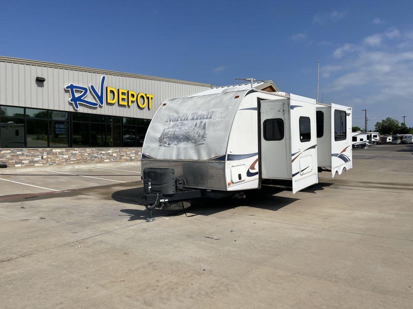 2011 WHITE HEARTLAND NORTH TRAIL 26B (5SFNB3225BE) , Length: 32.5 ft. | Dry Weight: 7,104 lbs. | Gross Weight: 8,600 lbs. | Slides: 2 transmission, located at 4319 N Main St, Cleburne, TX, 76033, (817) 678-5133, 32.385960, -97.391212 - Photo#0