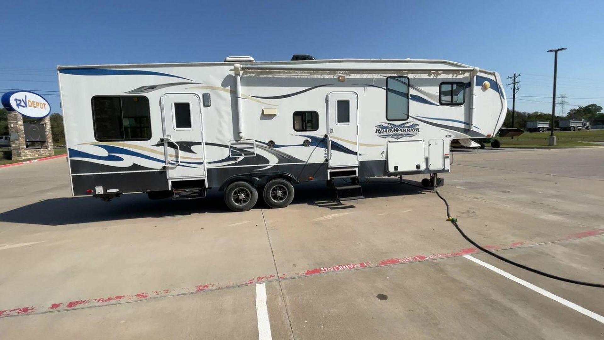 2011 WHITE HEARTLAND ROAD WARRIOR 305RW (5SFCG3021BE) , Length: 35.17 ft. | Dry Weight: 11,186 lbs. | Gross Weight: 14,000 lbs. | Slides: 2 transmission, located at 4319 N Main St, Cleburne, TX, 76033, (817) 678-5133, 32.385960, -97.391212 - With a length of 35.17 ft. and a dry weight of 11,186 lbs, the 2011 Heartland Road Warrior 305RW offers a robust and stylish exterior, designed for both durability and convenience during travel. Its aerodynamic front cap enhances the overall look and performance on the road. The exterior features a - Photo#2