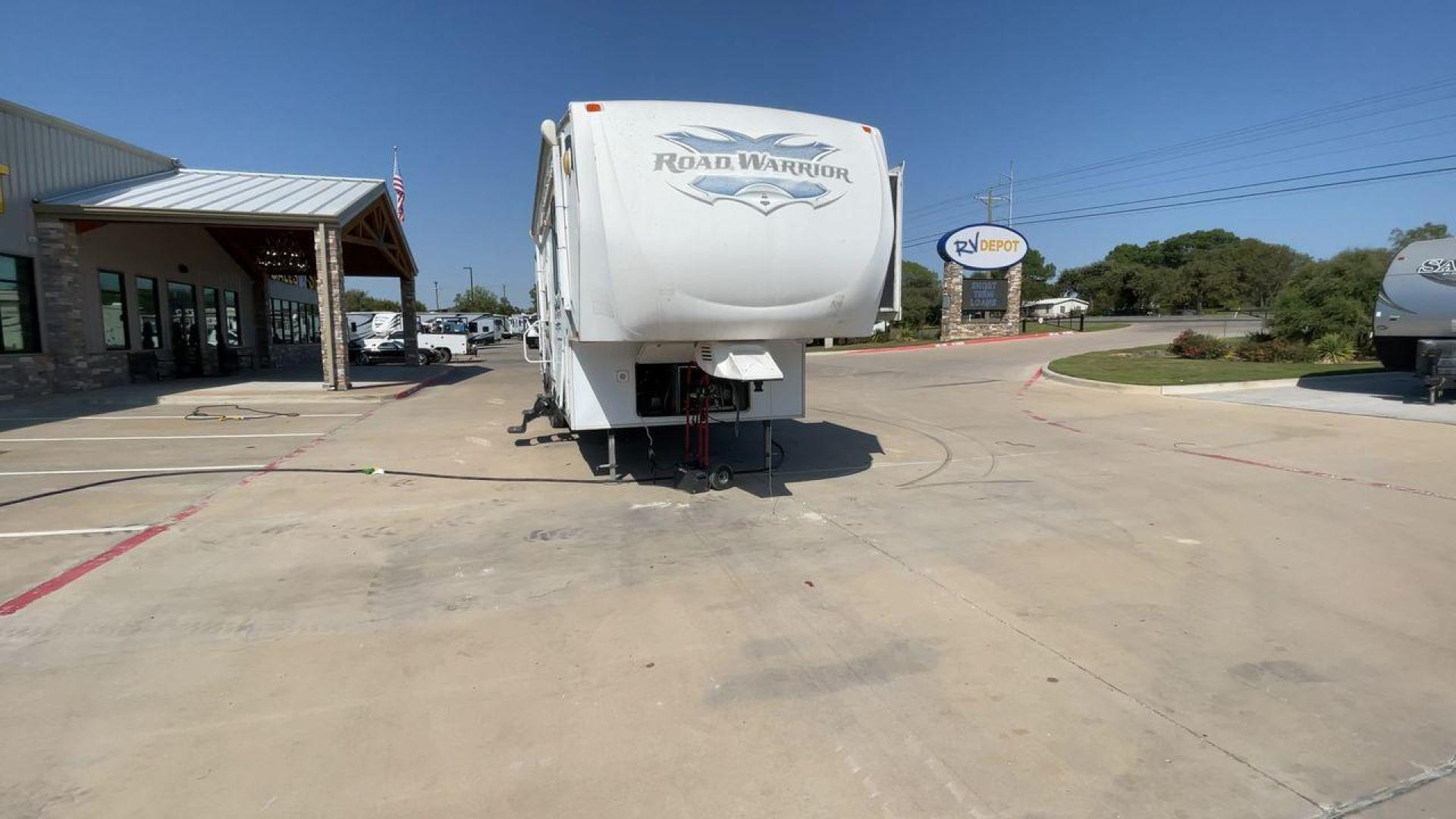 2011 WHITE HEARTLAND ROAD WARRIOR 305RW (5SFCG3021BE) , Length: 35.17 ft. | Dry Weight: 11,186 lbs. | Gross Weight: 14,000 lbs. | Slides: 2 transmission, located at 4319 N Main St, Cleburne, TX, 76033, (817) 678-5133, 32.385960, -97.391212 - With a length of 35.17 ft. and a dry weight of 11,186 lbs, the 2011 Heartland Road Warrior 305RW offers a robust and stylish exterior, designed for both durability and convenience during travel. Its aerodynamic front cap enhances the overall look and performance on the road. The exterior features a - Photo#4