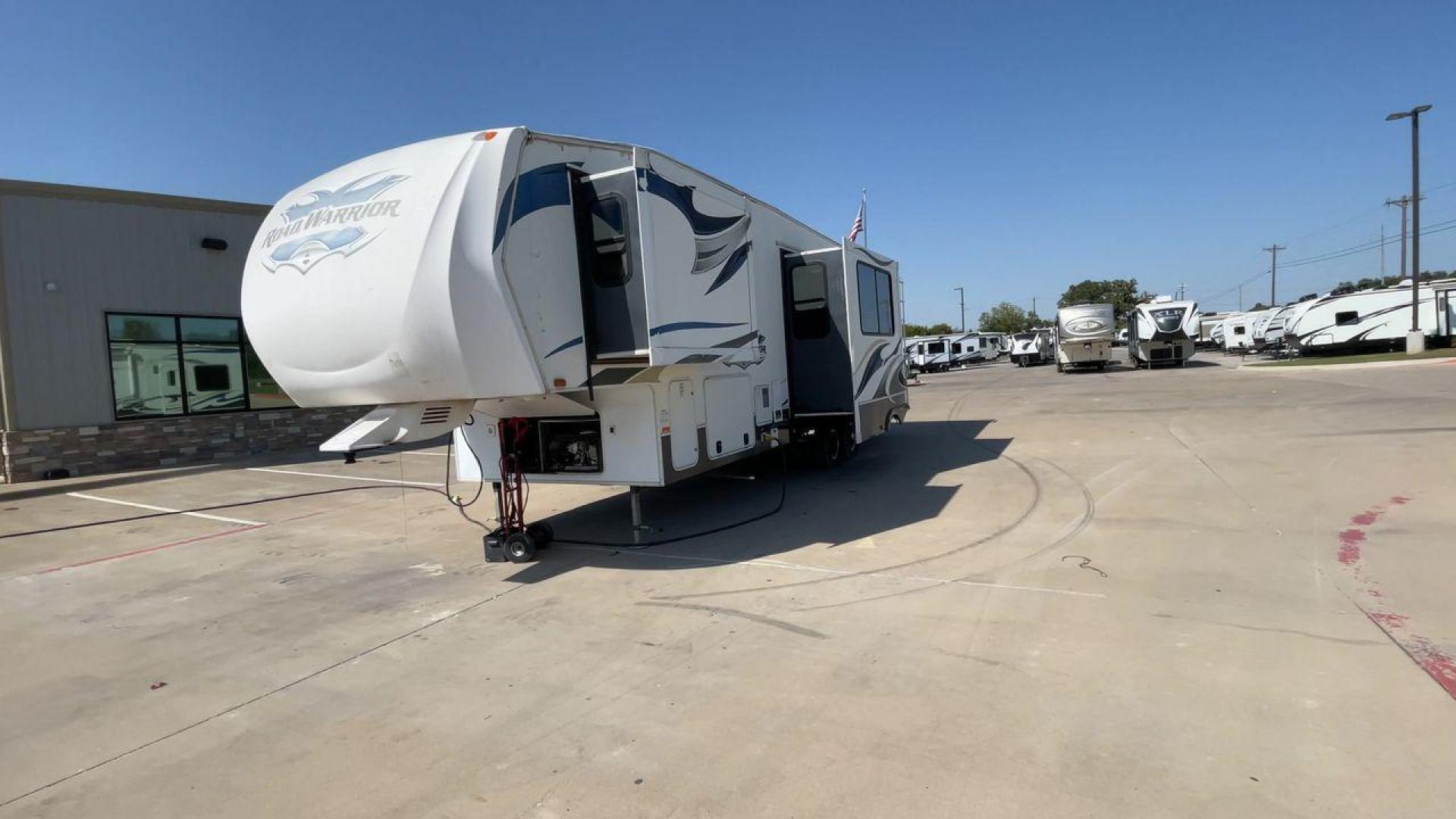 2011 WHITE HEARTLAND ROAD WARRIOR 305RW (5SFCG3021BE) , Length: 35.17 ft. | Dry Weight: 11,186 lbs. | Gross Weight: 14,000 lbs. | Slides: 2 transmission, located at 4319 N Main St, Cleburne, TX, 76033, (817) 678-5133, 32.385960, -97.391212 - With a length of 35.17 ft. and a dry weight of 11,186 lbs, the 2011 Heartland Road Warrior 305RW offers a robust and stylish exterior, designed for both durability and convenience during travel. Its aerodynamic front cap enhances the overall look and performance on the road. The exterior features a - Photo#5