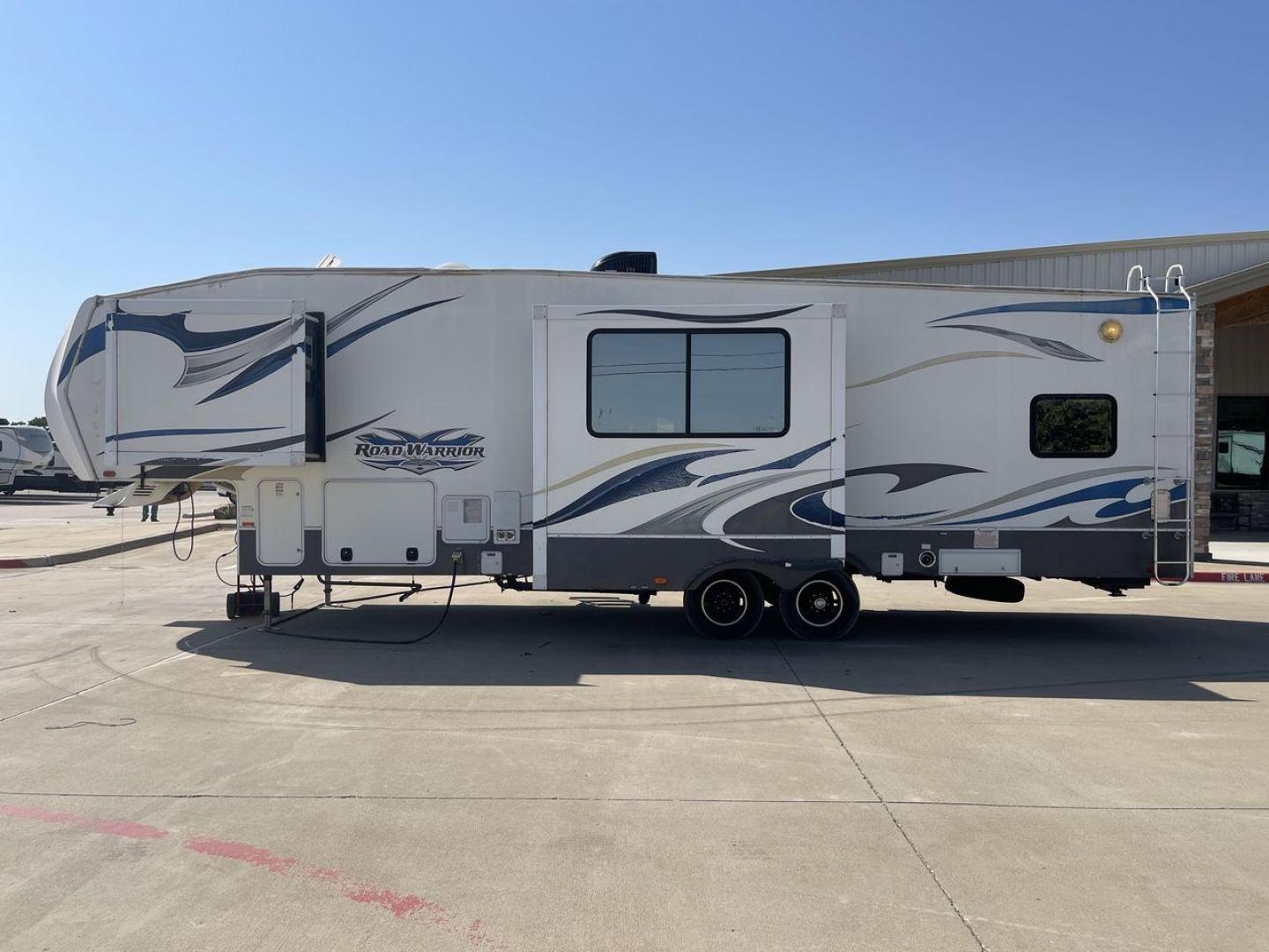 2011 WHITE HEARTLAND ROAD WARRIOR 305RW (5SFCG3021BE) , Length: 35.17 ft. | Dry Weight: 11,186 lbs. | Gross Weight: 14,000 lbs. | Slides: 2 transmission, located at 4319 N Main St, Cleburne, TX, 76033, (817) 678-5133, 32.385960, -97.391212 - With a length of 35.17 ft. and a dry weight of 11,186 lbs, the 2011 Heartland Road Warrior 305RW offers a robust and stylish exterior, designed for both durability and convenience during travel. Its aerodynamic front cap enhances the overall look and performance on the road. The exterior features a - Photo#23