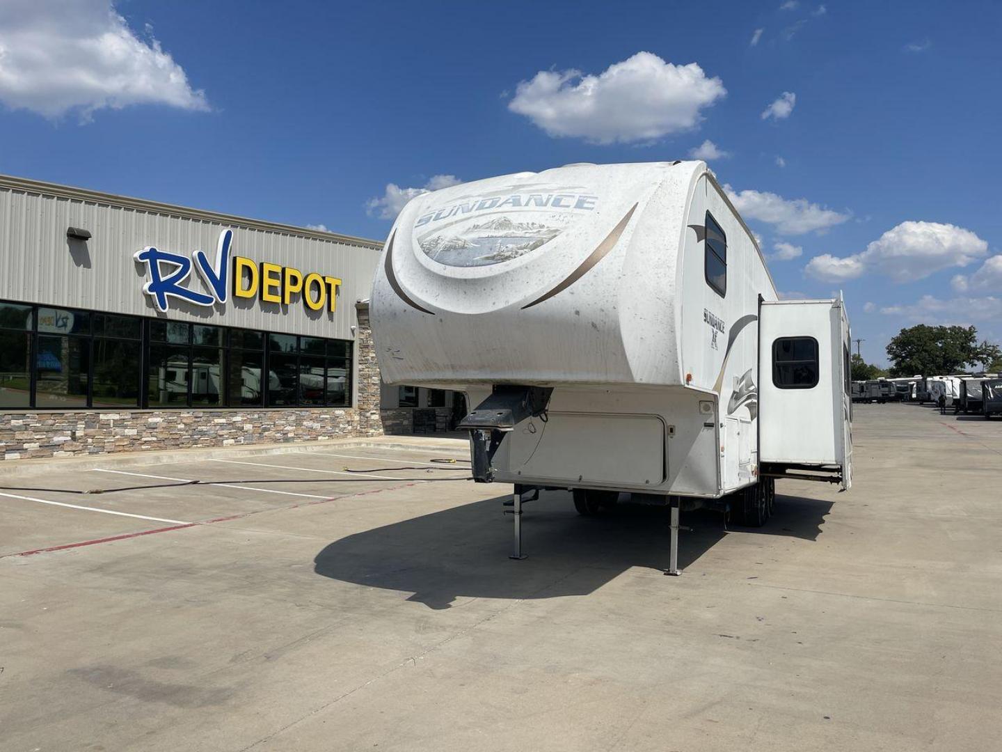 2011 WHITE HEARTLAND SUNDANCE 265RK (5SFSG2629BE) , Length: 28.4 ft. | Dry Weight: 6,970 lbs. | Gross Weight: 11,430 lbs. | Slides: 1 transmission, located at 4319 N Main St, Cleburne, TX, 76033, (817) 678-5133, 32.385960, -97.391212 - Photo#0