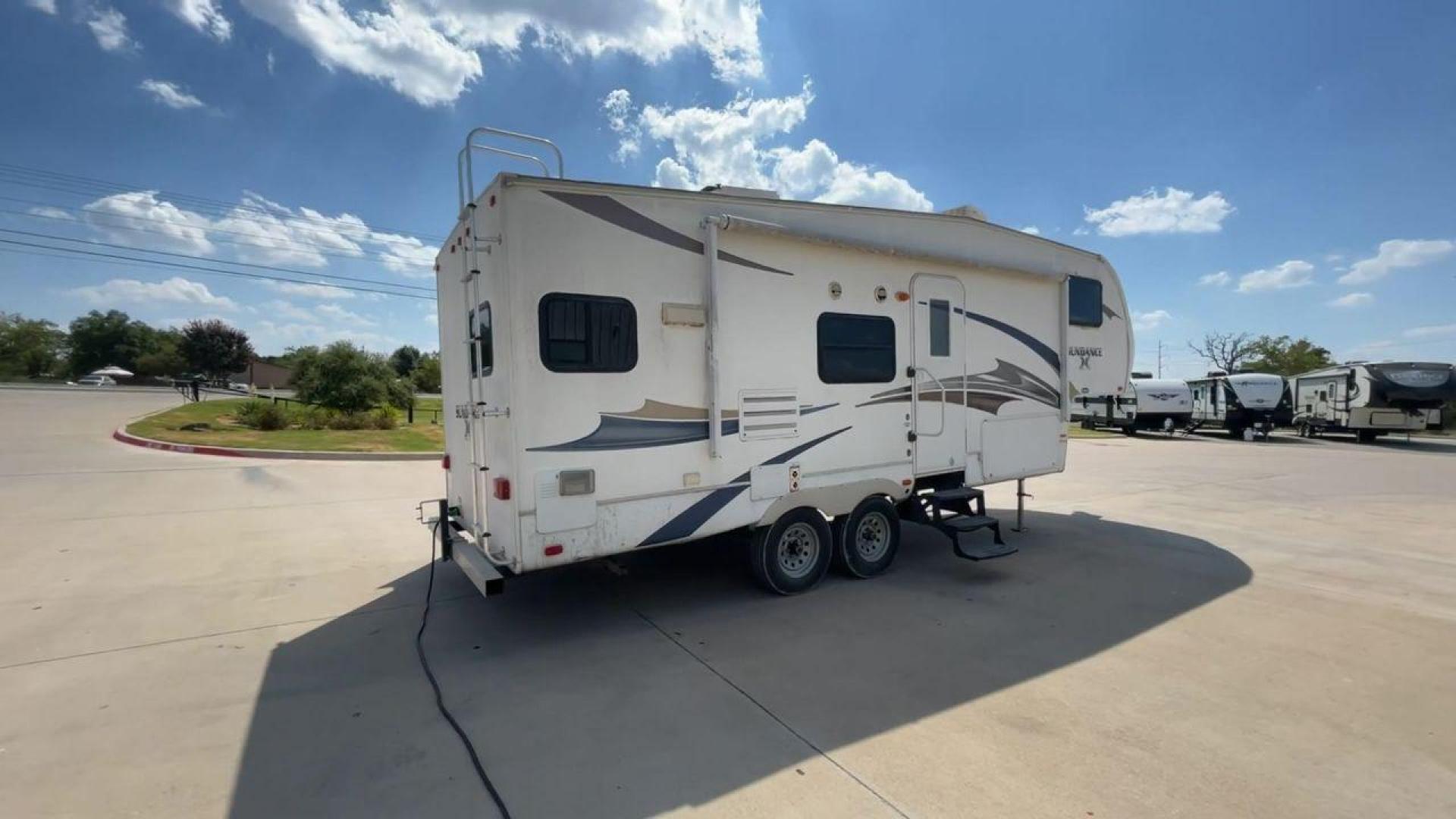 2011 WHITE HEARTLAND SUNDANCE 265RK (5SFSG2629BE) , Length: 28.4 ft. | Dry Weight: 6,970 lbs. | Gross Weight: 11,430 lbs. | Slides: 1 transmission, located at 4319 N Main St, Cleburne, TX, 76033, (817) 678-5133, 32.385960, -97.391212 - Photo#1