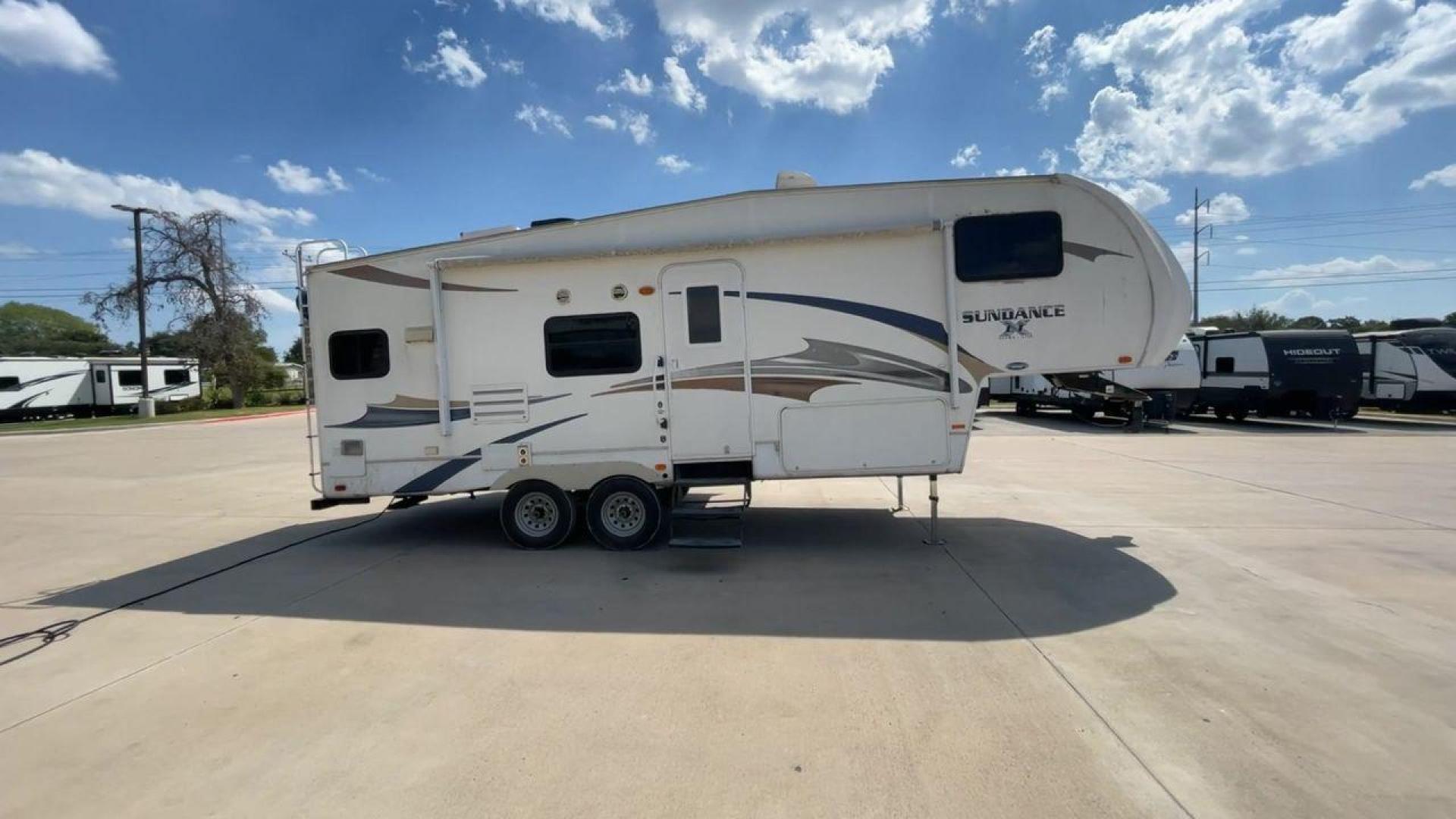 2011 WHITE HEARTLAND SUNDANCE 265RK (5SFSG2629BE) , Length: 28.4 ft. | Dry Weight: 6,970 lbs. | Gross Weight: 11,430 lbs. | Slides: 1 transmission, located at 4319 N Main St, Cleburne, TX, 76033, (817) 678-5133, 32.385960, -97.391212 - Photo#2