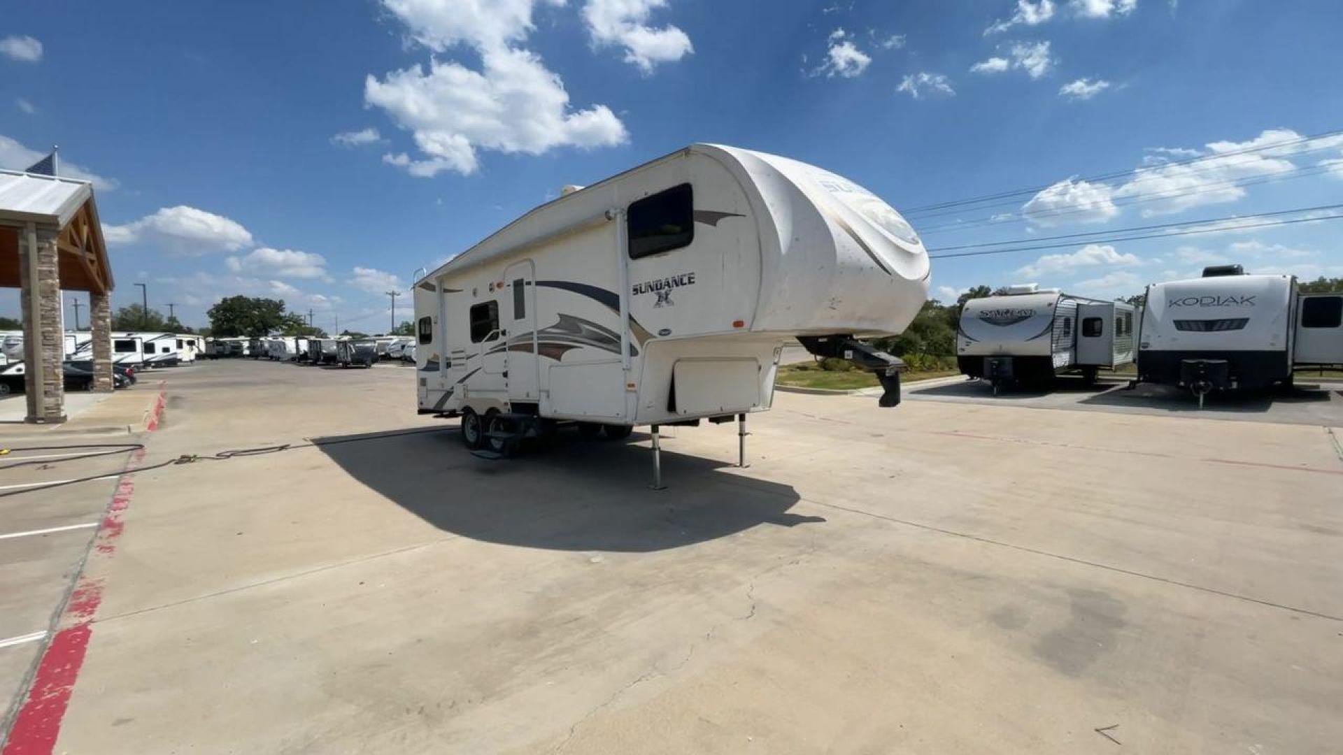 2011 WHITE HEARTLAND SUNDANCE 265RK (5SFSG2629BE) , Length: 28.4 ft. | Dry Weight: 6,970 lbs. | Gross Weight: 11,430 lbs. | Slides: 1 transmission, located at 4319 N Main St, Cleburne, TX, 76033, (817) 678-5133, 32.385960, -97.391212 - Photo#3