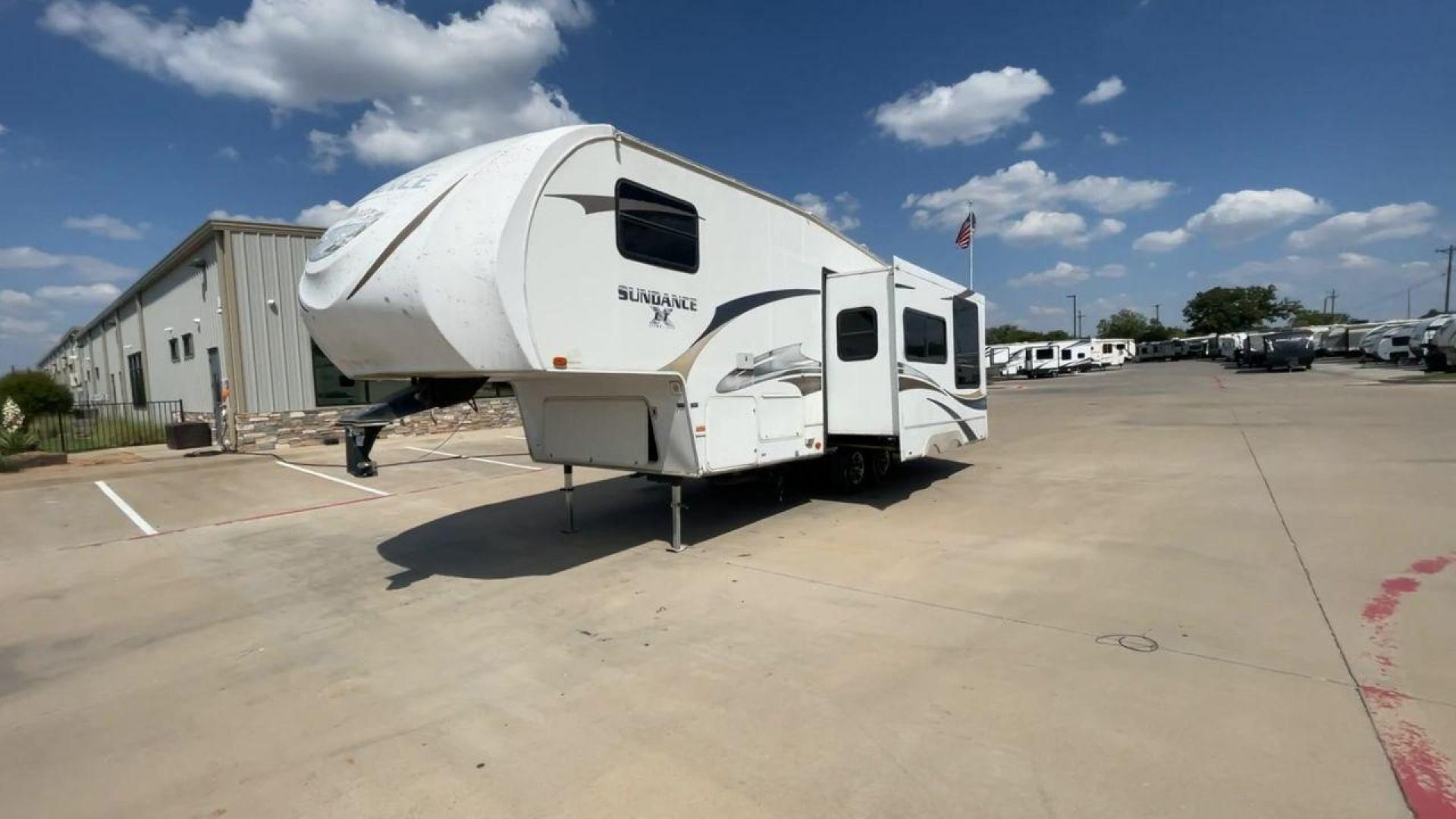 2011 WHITE HEARTLAND SUNDANCE 265RK (5SFSG2629BE) , Length: 28.4 ft. | Dry Weight: 6,970 lbs. | Gross Weight: 11,430 lbs. | Slides: 1 transmission, located at 4319 N Main St, Cleburne, TX, 76033, (817) 678-5133, 32.385960, -97.391212 - Photo#5