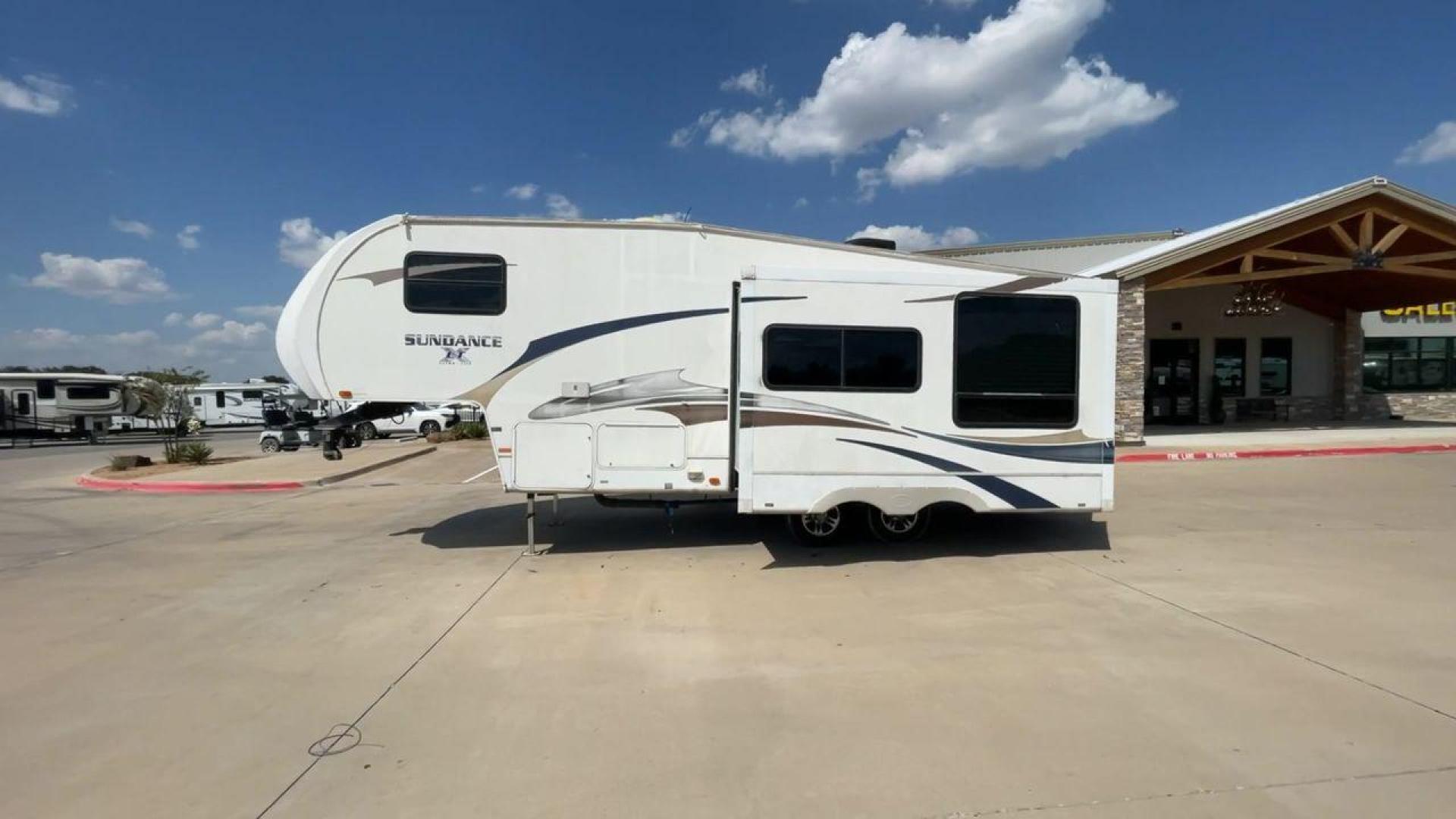 2011 WHITE HEARTLAND SUNDANCE 265RK (5SFSG2629BE) , Length: 28.4 ft. | Dry Weight: 6,970 lbs. | Gross Weight: 11,430 lbs. | Slides: 1 transmission, located at 4319 N Main St, Cleburne, TX, 76033, (817) 678-5133, 32.385960, -97.391212 - Photo#6