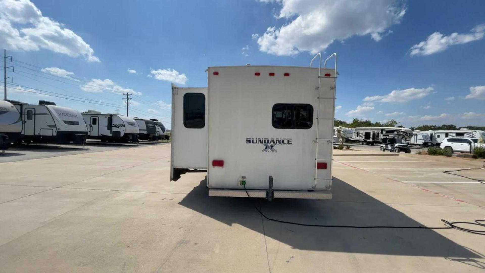 2011 WHITE HEARTLAND SUNDANCE 265RK (5SFSG2629BE) , Length: 28.4 ft. | Dry Weight: 6,970 lbs. | Gross Weight: 11,430 lbs. | Slides: 1 transmission, located at 4319 N Main St, Cleburne, TX, 76033, (817) 678-5133, 32.385960, -97.391212 - Photo#8