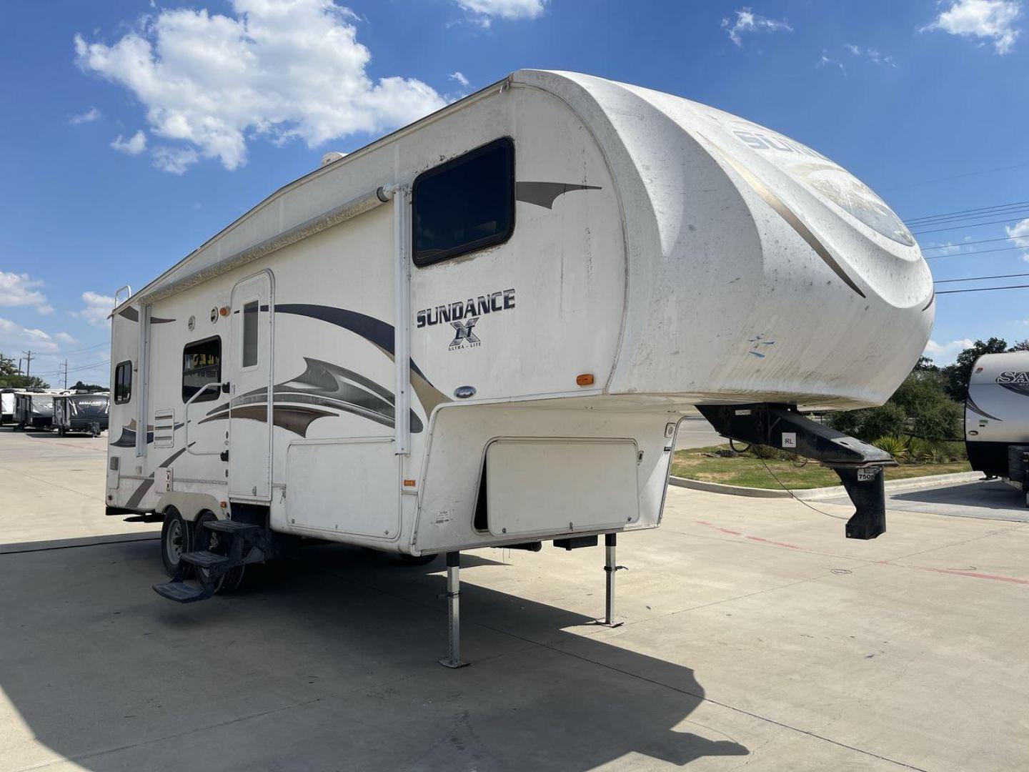 2011 WHITE HEARTLAND SUNDANCE 265RK (5SFSG2629BE) , Length: 28.4 ft. | Dry Weight: 6,970 lbs. | Gross Weight: 11,430 lbs. | Slides: 1 transmission, located at 4319 N Main St, Cleburne, TX, 76033, (817) 678-5133, 32.385960, -97.391212 - Photo#23