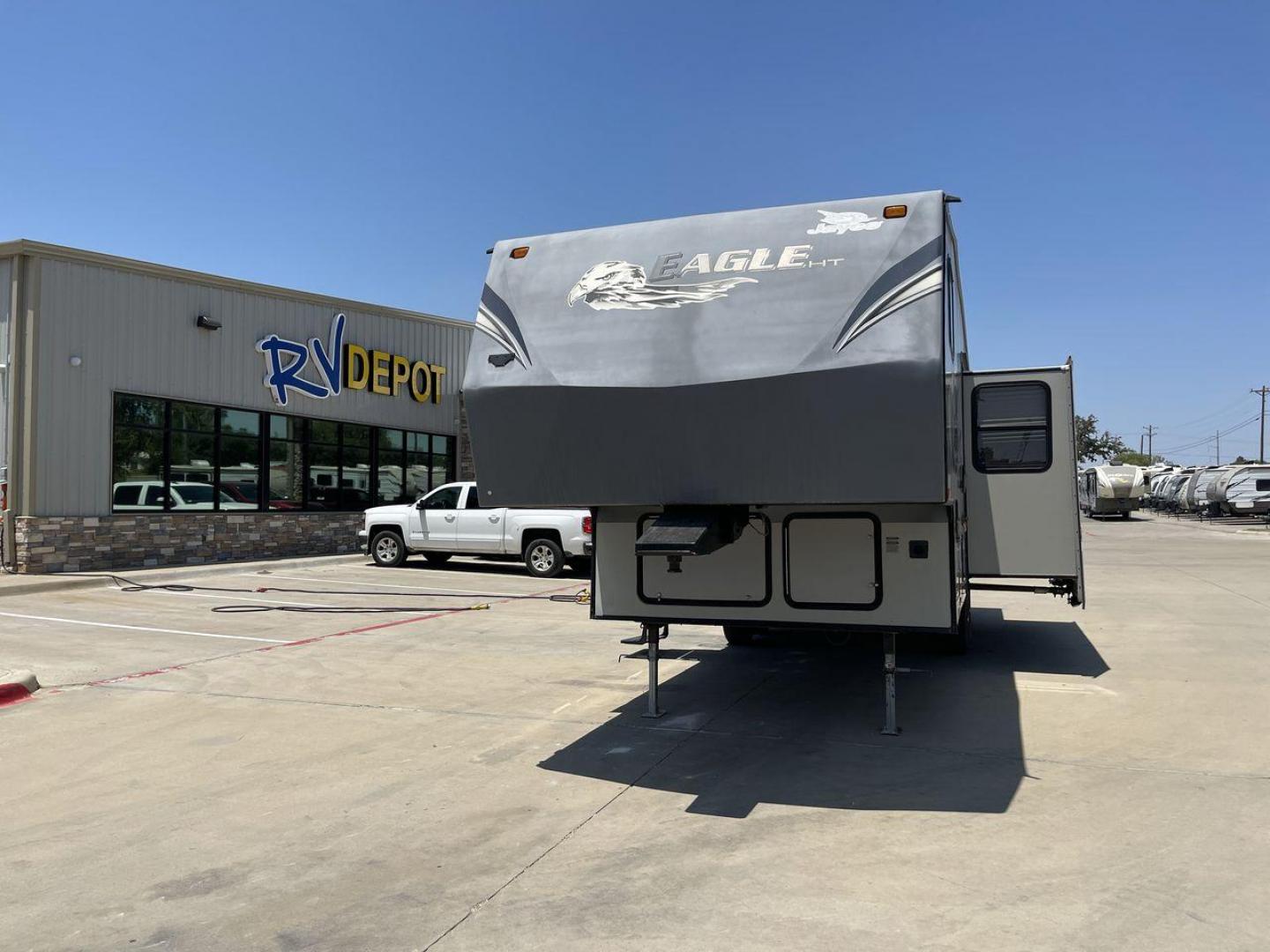 2011 JAYCO EAGLE HT SUPER LITE - (1UJCJ0BPXB1) , Length: 29.7 ft. | Dry Weight: 6,800 lbs. | Gross Weight: 9,950 lbs. | Slides: 2 transmission, located at 4319 N Main St, Cleburne, TX, 76033, (817) 678-5133, 32.385960, -97.391212 - Photo#0