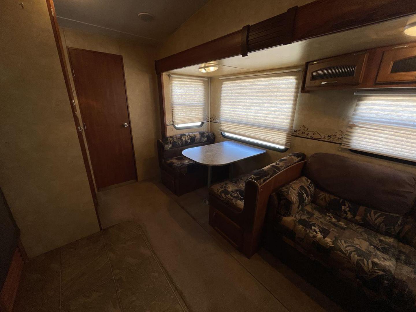 2011 JAYCO EAGLE HT SUPER LITE - (1UJCJ0BPXB1) , Length: 29.7 ft. | Dry Weight: 6,800 lbs. | Gross Weight: 9,950 lbs. | Slides: 2 transmission, located at 4319 N Main St, Cleburne, TX, 76033, (817) 678-5133, 32.385960, -97.391212 - Photo#14