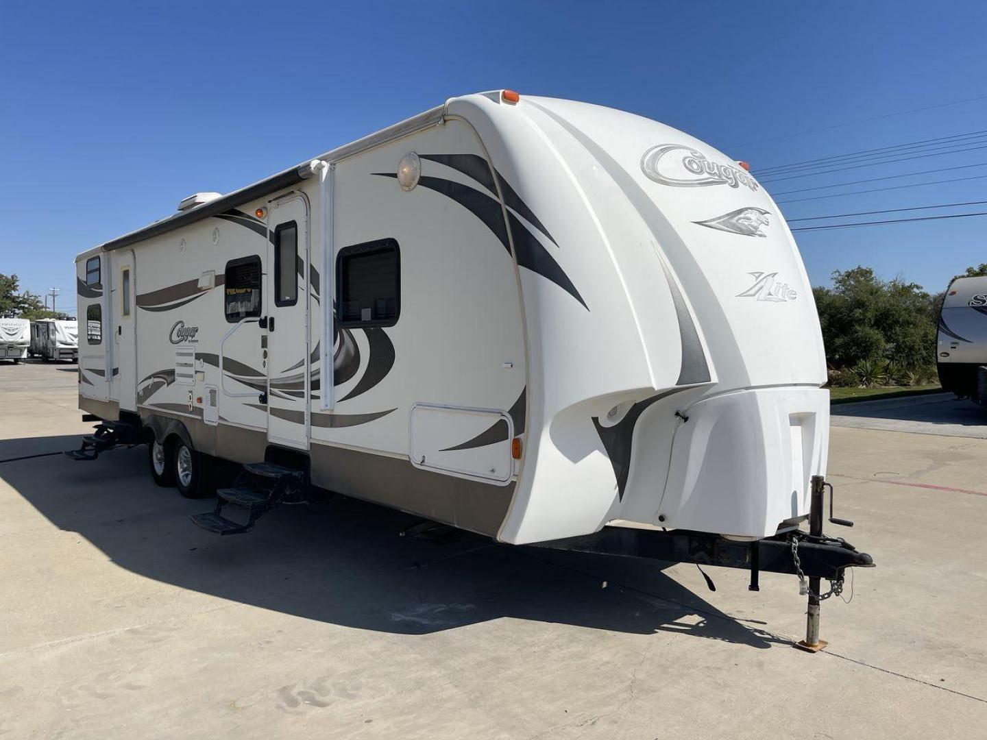 2011 KEYSTONE COUGAR 31SQB (4YDT31S20BV) , Length: 35.42 ft. | Dry Weight: 7,015 lbs. | Gross Weight: 9,000 lbs. | Slides: 2 transmission, located at 4319 N Main St, Cleburne, TX, 76033, (817) 678-5133, 32.385960, -97.391212 - Photo#22