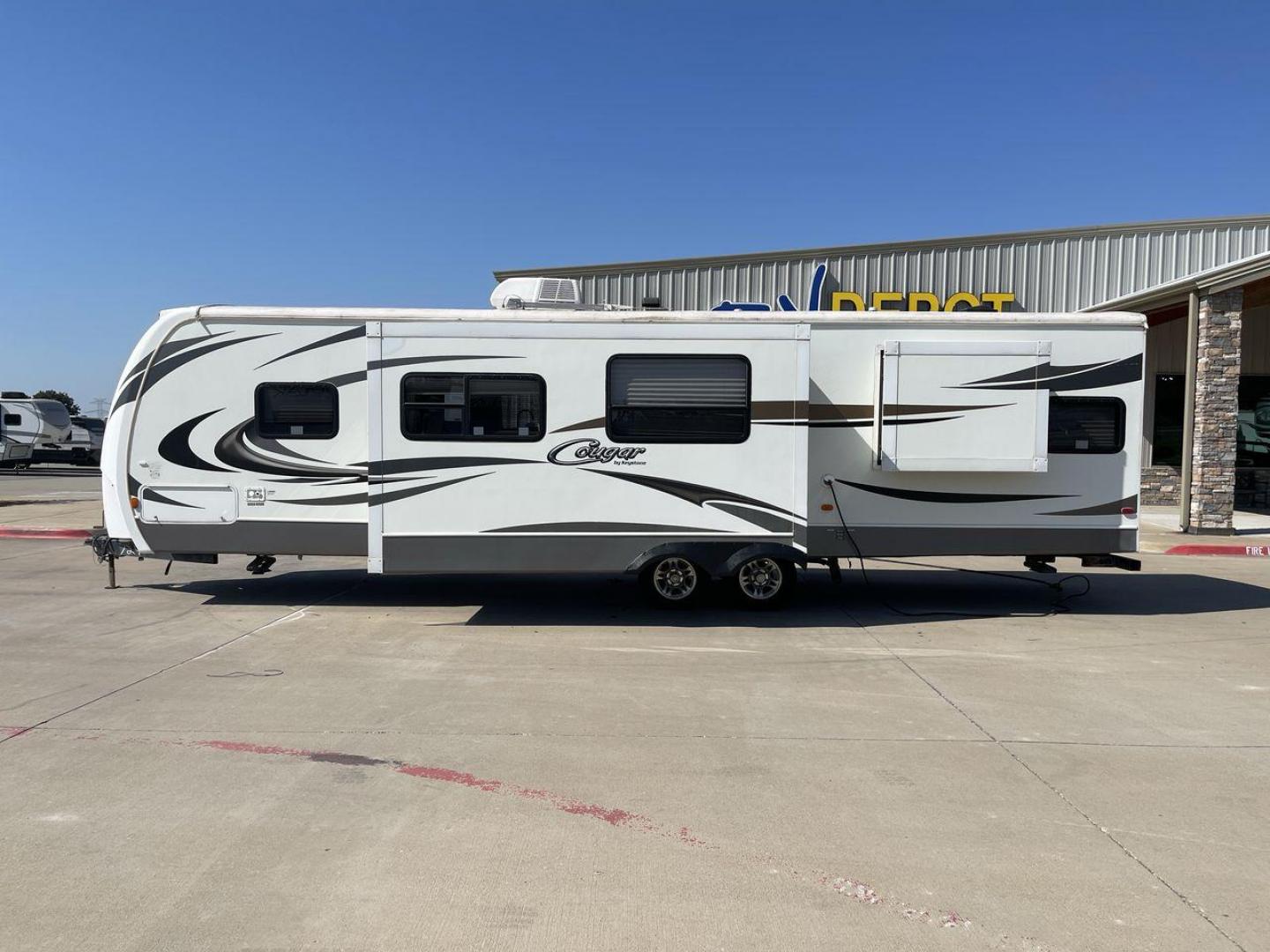 2011 KEYSTONE COUGAR 31SQB (4YDT31S20BV) , Length: 35.42 ft. | Dry Weight: 7,015 lbs. | Gross Weight: 9,000 lbs. | Slides: 2 transmission, located at 4319 N Main St, Cleburne, TX, 76033, (817) 678-5133, 32.385960, -97.391212 - Photo#23