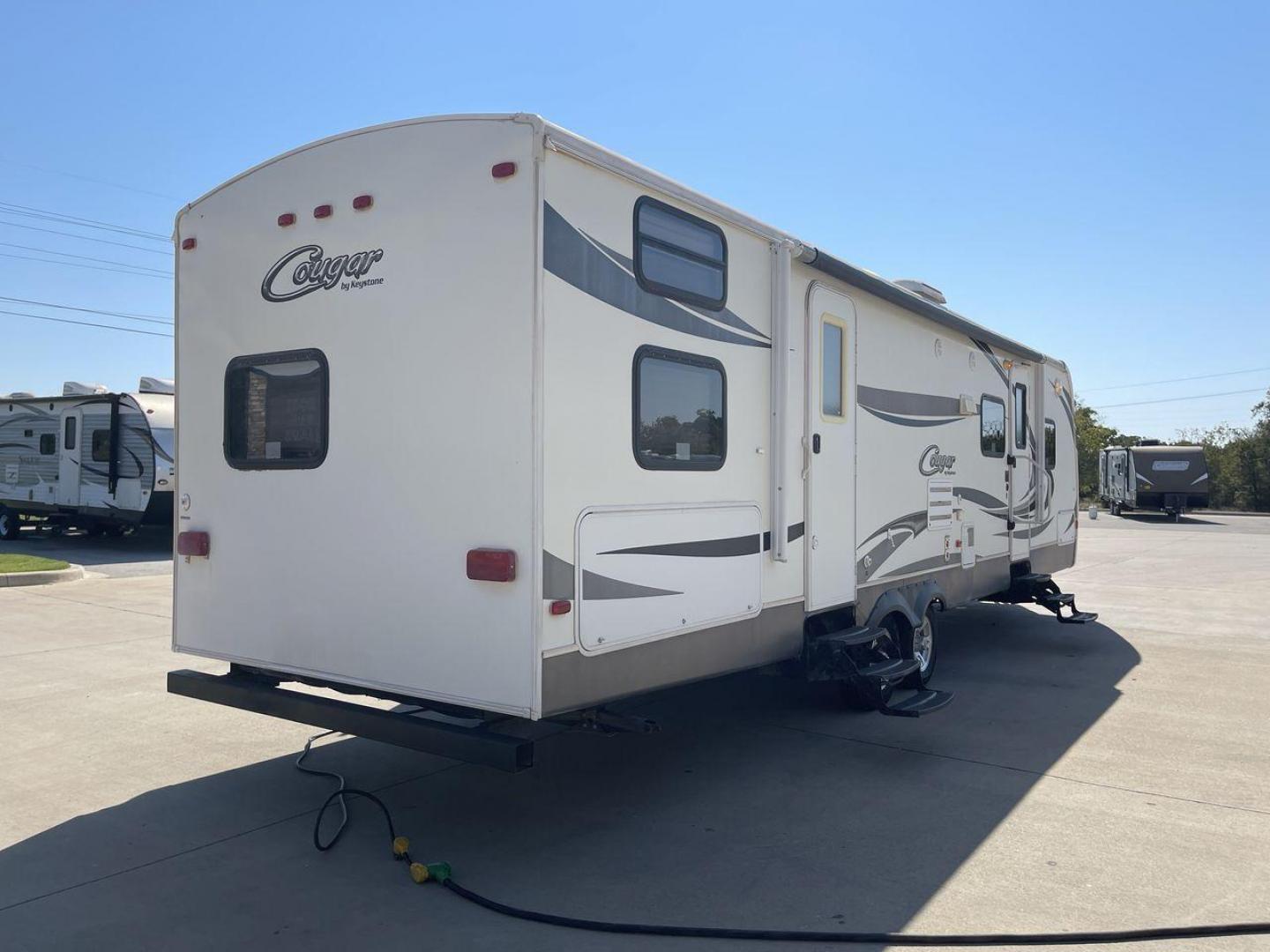 2011 KEYSTONE COUGAR 31SQB (4YDT31S20BV) , Length: 35.42 ft. | Dry Weight: 7,015 lbs. | Gross Weight: 9,000 lbs. | Slides: 2 transmission, located at 4319 N Main St, Cleburne, TX, 76033, (817) 678-5133, 32.385960, -97.391212 - Photo#24