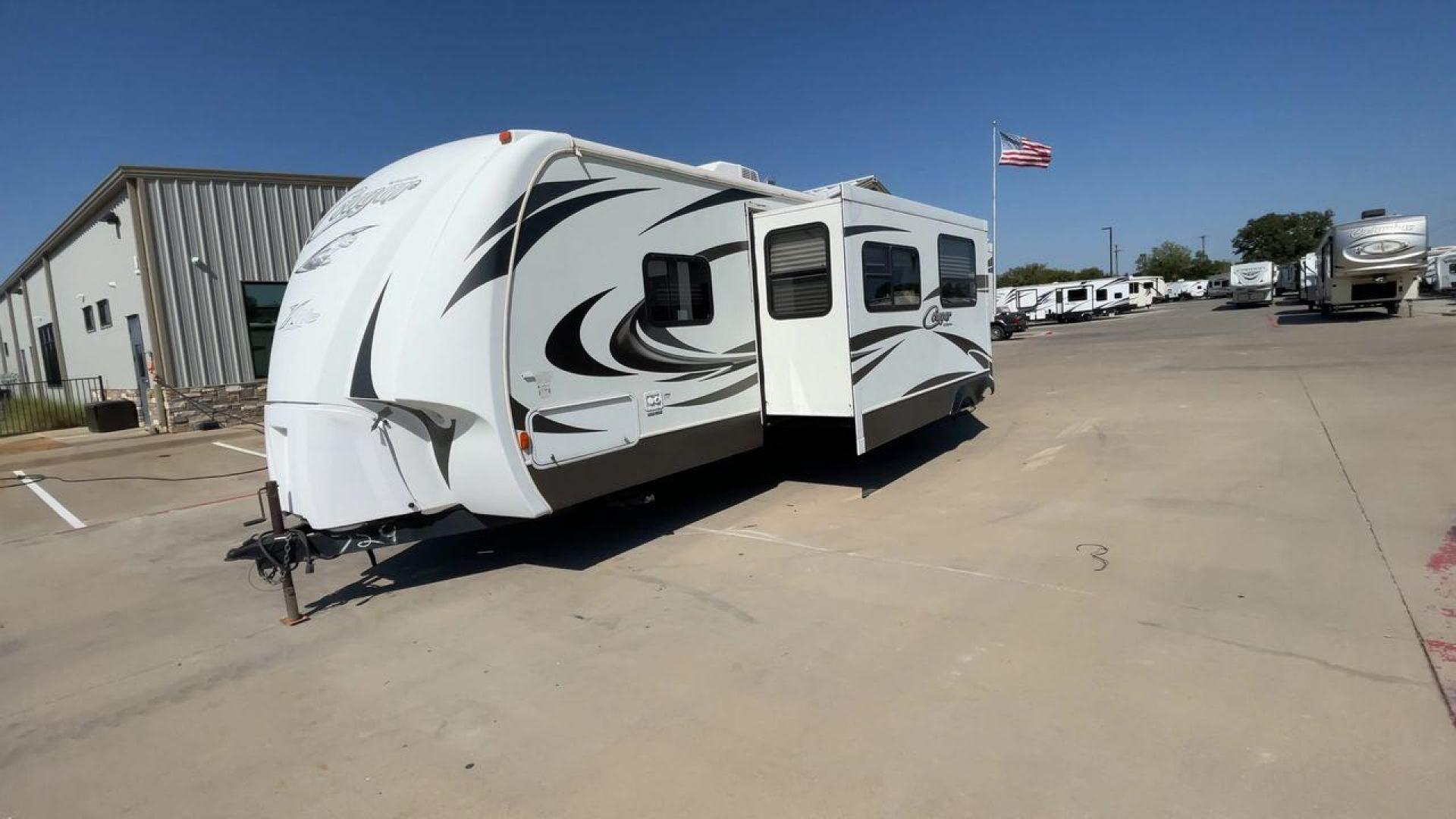 2011 KEYSTONE COUGAR 31SQB (4YDT31S20BV) , Length: 35.42 ft. | Dry Weight: 7,015 lbs. | Gross Weight: 9,000 lbs. | Slides: 2 transmission, located at 4319 N Main St, Cleburne, TX, 76033, (817) 678-5133, 32.385960, -97.391212 - Photo#5