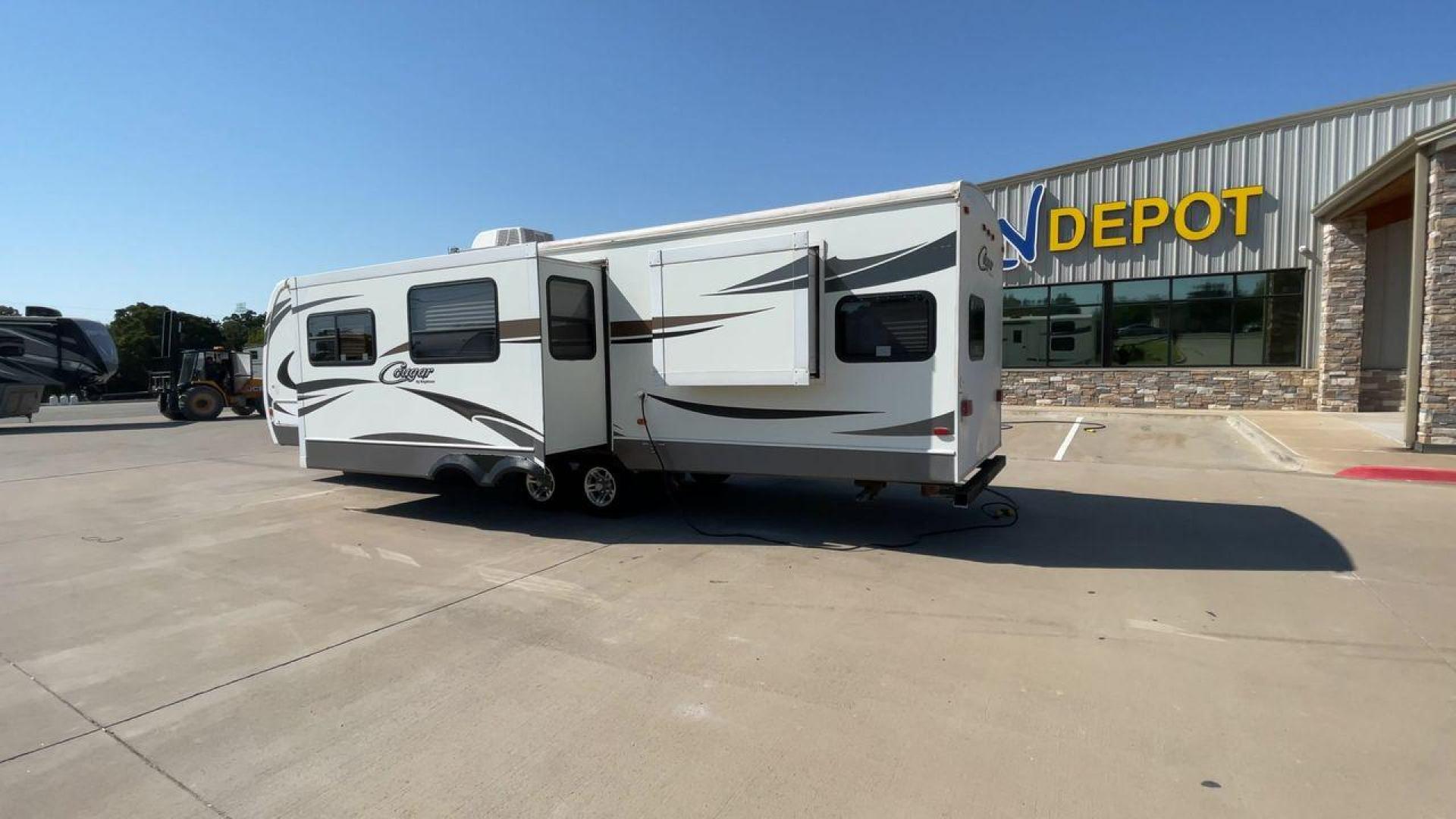 2011 KEYSTONE COUGAR 31SQB (4YDT31S20BV) , Length: 35.42 ft. | Dry Weight: 7,015 lbs. | Gross Weight: 9,000 lbs. | Slides: 2 transmission, located at 4319 N Main St, Cleburne, TX, 76033, (817) 678-5133, 32.385960, -97.391212 - Photo#7