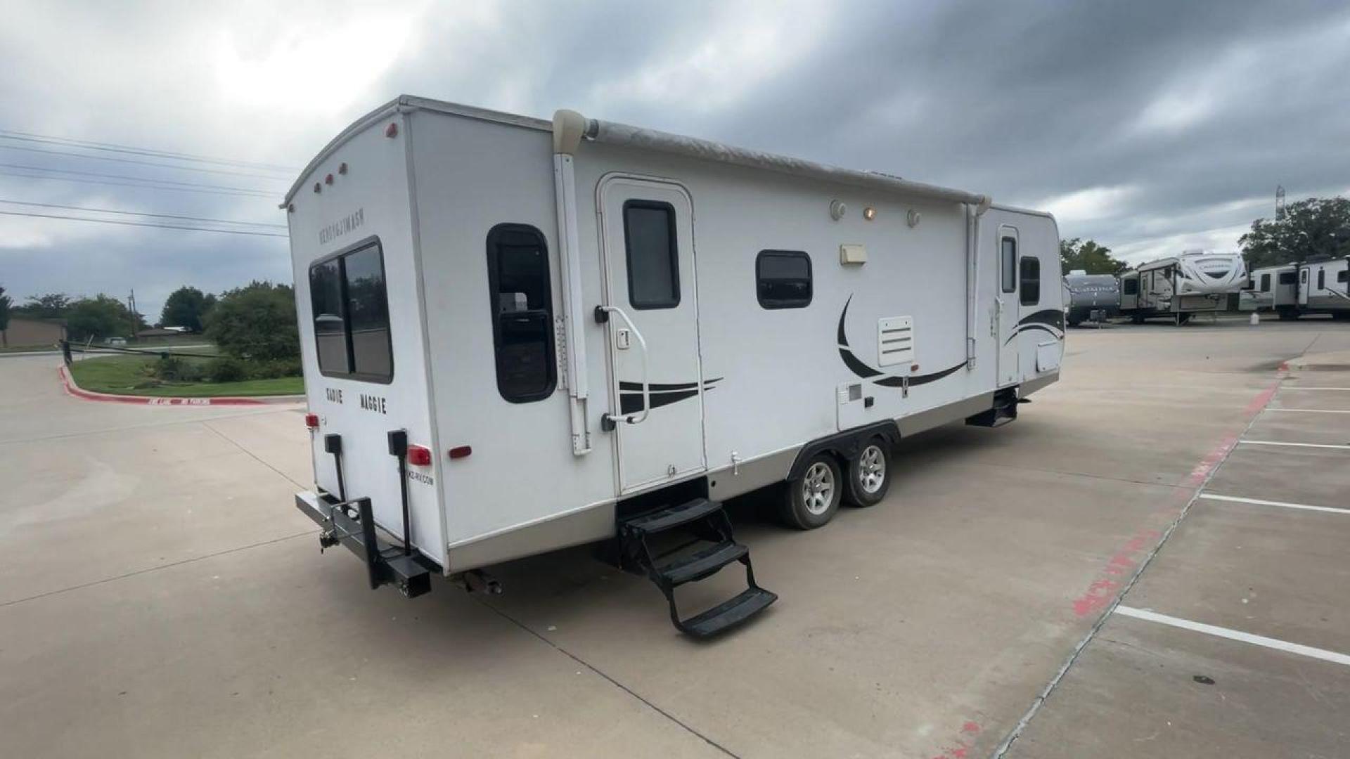 2011 KZ SPREE 323 RL (4EZTP3225B8) , located at 4319 N Main St, Cleburne, TX, 76033, (817) 678-5133, 32.385960, -97.391212 - The 2011 KZSP CT features a clean and functional exterior design with practicality at its core. The white exterior is complemented by simple black graphic accents that stretch along the sides, providing a subtle yet stylish contrast. At the rear, the trailer includes a window for added natural light - Photo#1