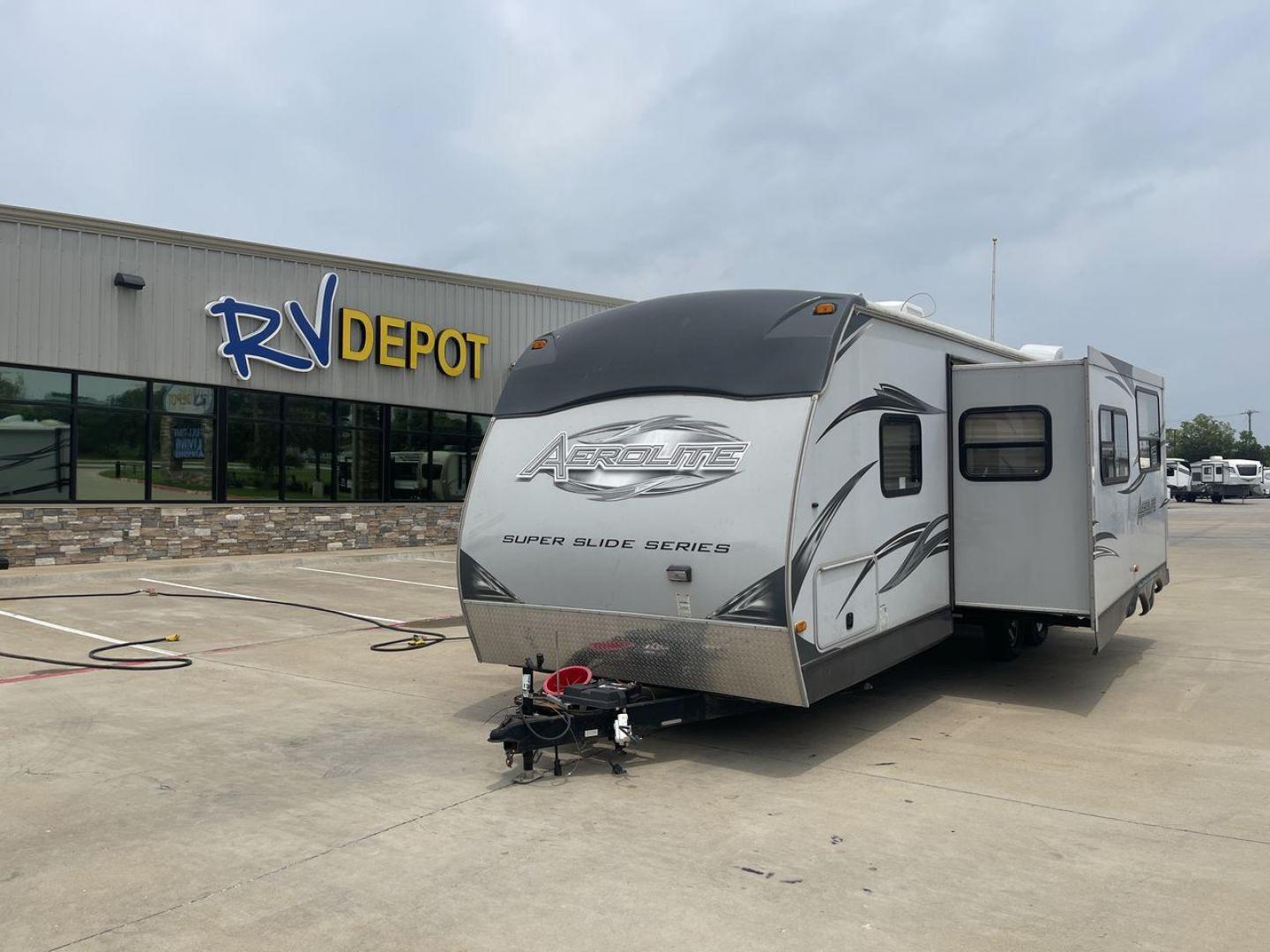 2012 WHITE AEROLITE 272RBSS (47CTAEP27CK) , Length: 31 ft. | Dry Weight: 6,106 lbs. | Slides: 1 transmission, located at 4319 N Main St, Cleburne, TX, 76033, (817) 678-5133, 32.385960, -97.391212 - Photo#0