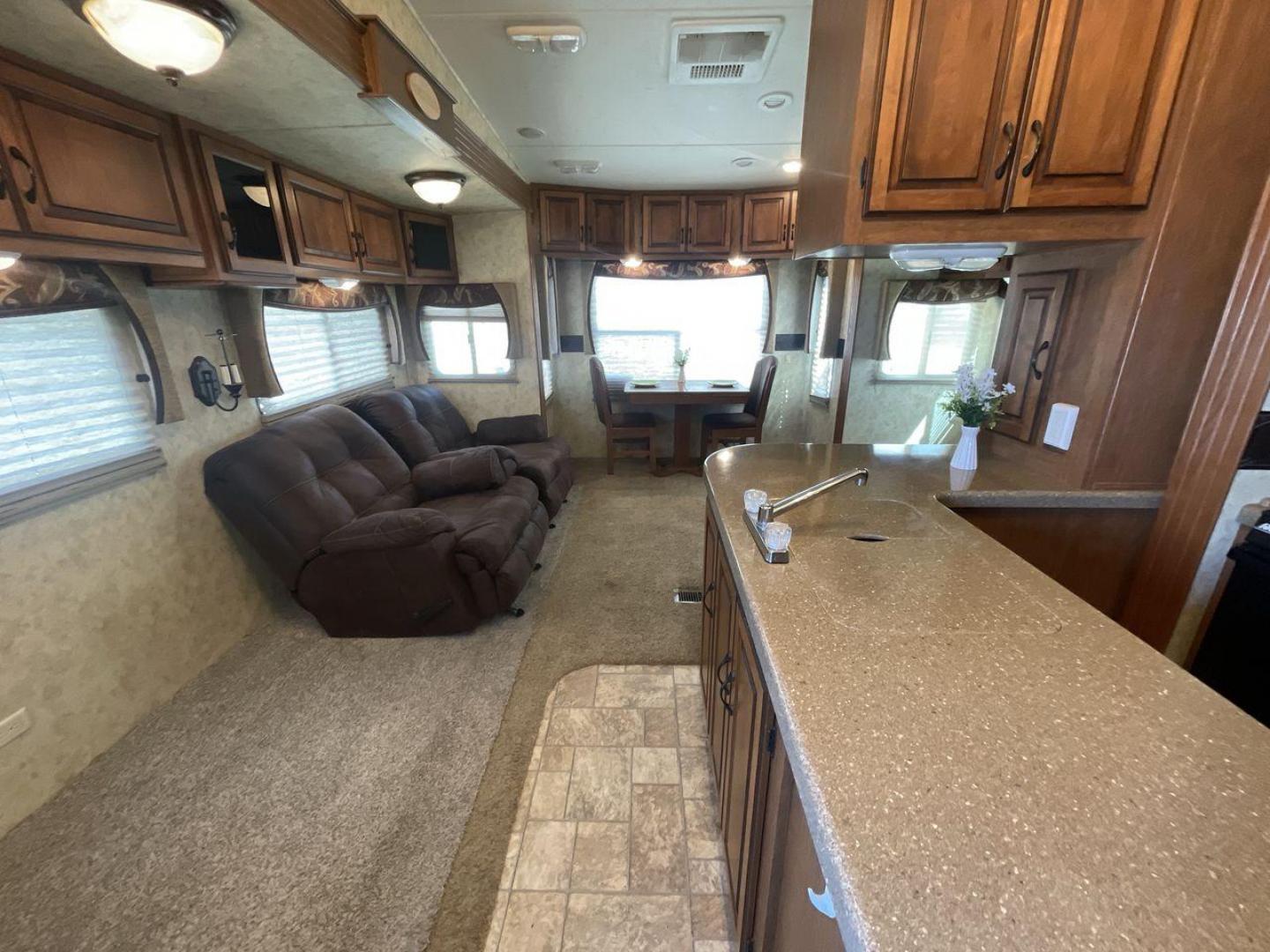 2012 COACHMEN NORTH RIDGE 320RLQ (5ZT3NRXB6CA) , Length: 37.17 ft. | Dry Weight: 10,405 lbs. | Gross Weight: 15,000 lbs. | Slides: 4 transmission, located at 4319 N Main St, Cleburne, TX, 76033, (817) 678-5133, 32.385960, -97.391212 - The 2012 Coachmen North Ridge 320RLQ is a 37-foot fifth wheel with four slides and an aluminum frame. With the quadruple slides, space and storage will never be an issue! The unit also comes with automatic heating and cooling rated at 40,000 and 15,000 BTUs, respectively. The interior has beautiful - Photo#11