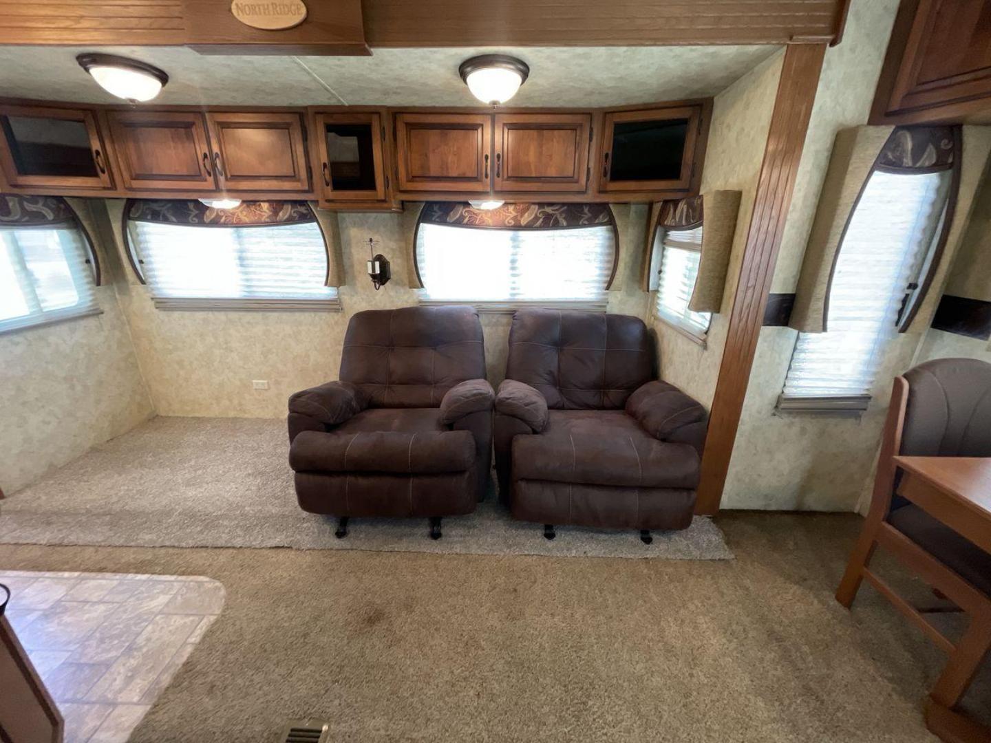 2012 COACHMEN NORTH RIDGE 320RLQ (5ZT3NRXB6CA) , Length: 37.17 ft. | Dry Weight: 10,405 lbs. | Gross Weight: 15,000 lbs. | Slides: 4 transmission, located at 4319 N Main St, Cleburne, TX, 76033, (817) 678-5133, 32.385960, -97.391212 - The 2012 Coachmen North Ridge 320RLQ is a 37-foot fifth wheel with four slides and an aluminum frame. With the quadruple slides, space and storage will never be an issue! The unit also comes with automatic heating and cooling rated at 40,000 and 15,000 BTUs, respectively. The interior has beautiful - Photo#13