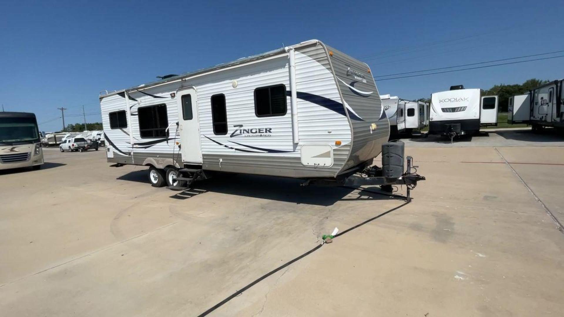 2012 CROSSROAD ZINGER 300RK - (4V0TC3024CA) , Length: 33.67 ft. | Dry Weight: 6,917 lbs. | Slides: 1 transmission, located at 4319 N Main St, Cleburne, TX, 76033, (817) 678-5133, 32.385960, -97.391212 - Photo#3