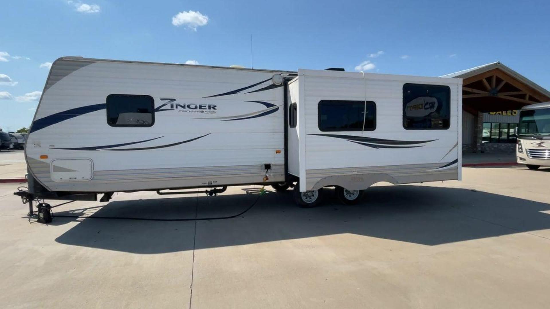 2012 CROSSROAD ZINGER 300RK - (4V0TC3024CA) , Length: 33.67 ft. | Dry Weight: 6,917 lbs. | Slides: 1 transmission, located at 4319 N Main St, Cleburne, TX, 76033, (817) 678-5133, 32.385960, -97.391212 - Photo#6