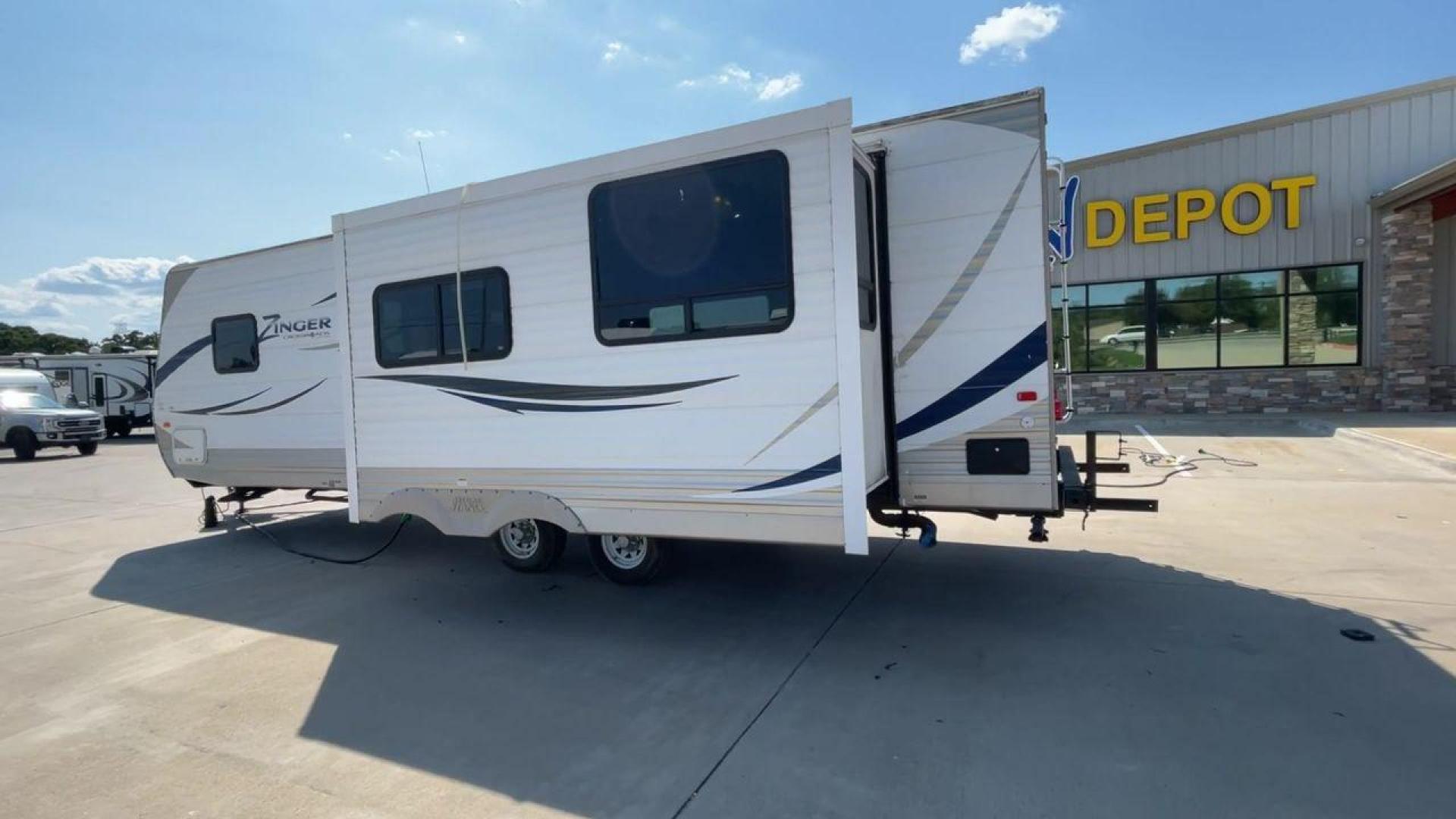 2012 CROSSROAD ZINGER 300RK - (4V0TC3024CA) , Length: 33.67 ft. | Dry Weight: 6,917 lbs. | Slides: 1 transmission, located at 4319 N Main St, Cleburne, TX, 76033, (817) 678-5133, 32.385960, -97.391212 - Photo#7