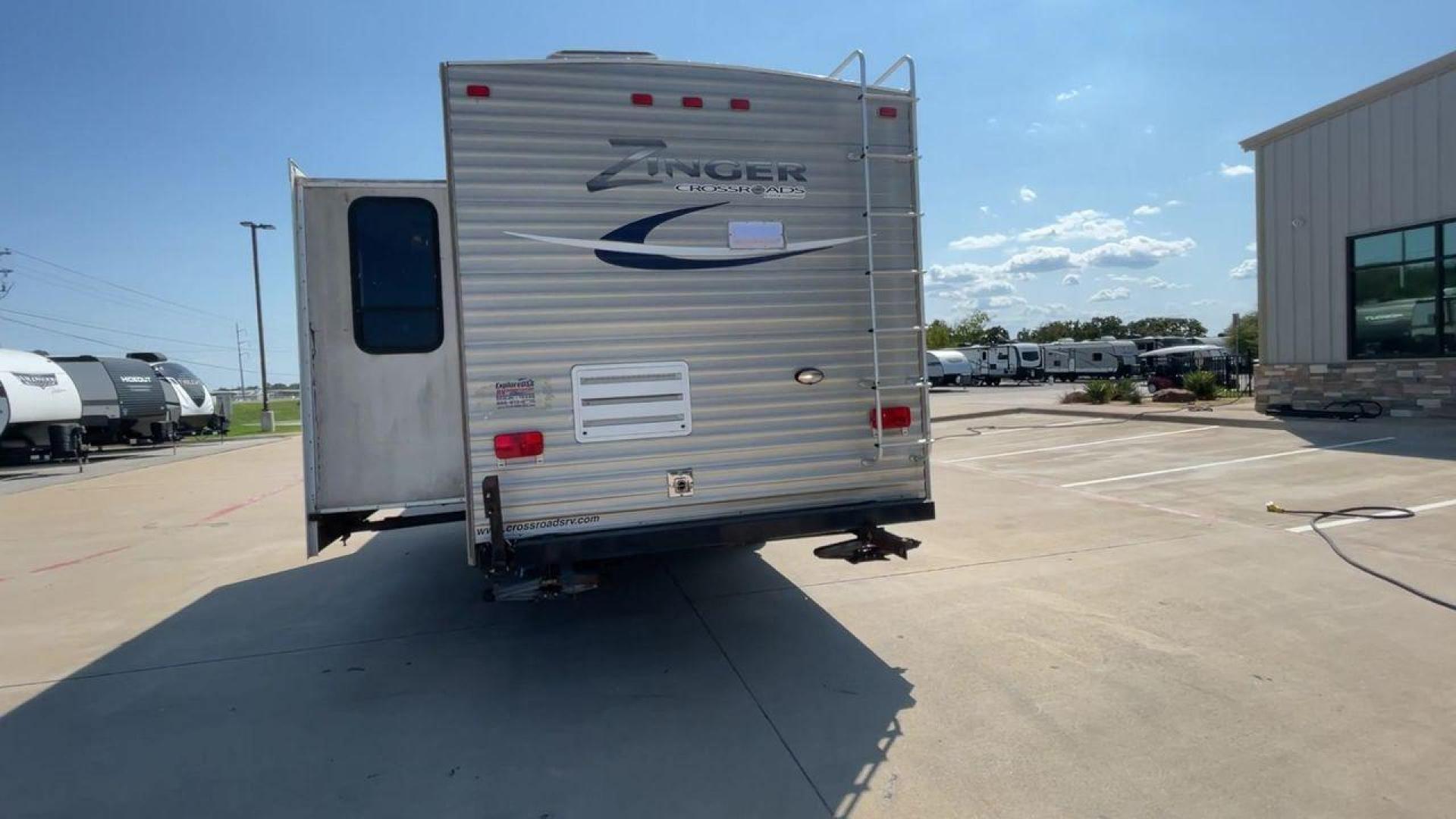 2012 CROSSROAD ZINGER 300RK - (4V0TC3024CA) , Length: 33.67 ft. | Dry Weight: 6,917 lbs. | Slides: 1 transmission, located at 4319 N Main St, Cleburne, TX, 76033, (817) 678-5133, 32.385960, -97.391212 - Photo#8