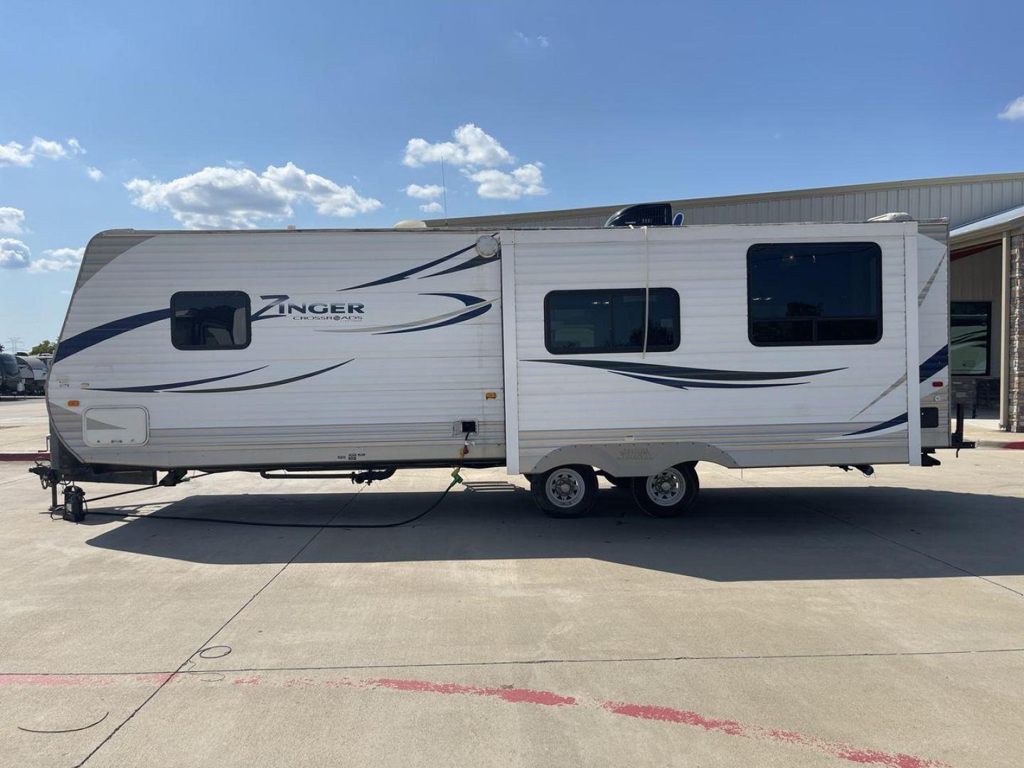 2012 CROSSROAD ZINGER 300RK - (4V0TC3024CA) , Length: 33.67 ft. | Dry Weight: 6,917 lbs. | Slides: 1 transmission, located at 4319 N Main St, Cleburne, TX, 76033, (817) 678-5133, 32.385960, -97.391212 - Photo#24